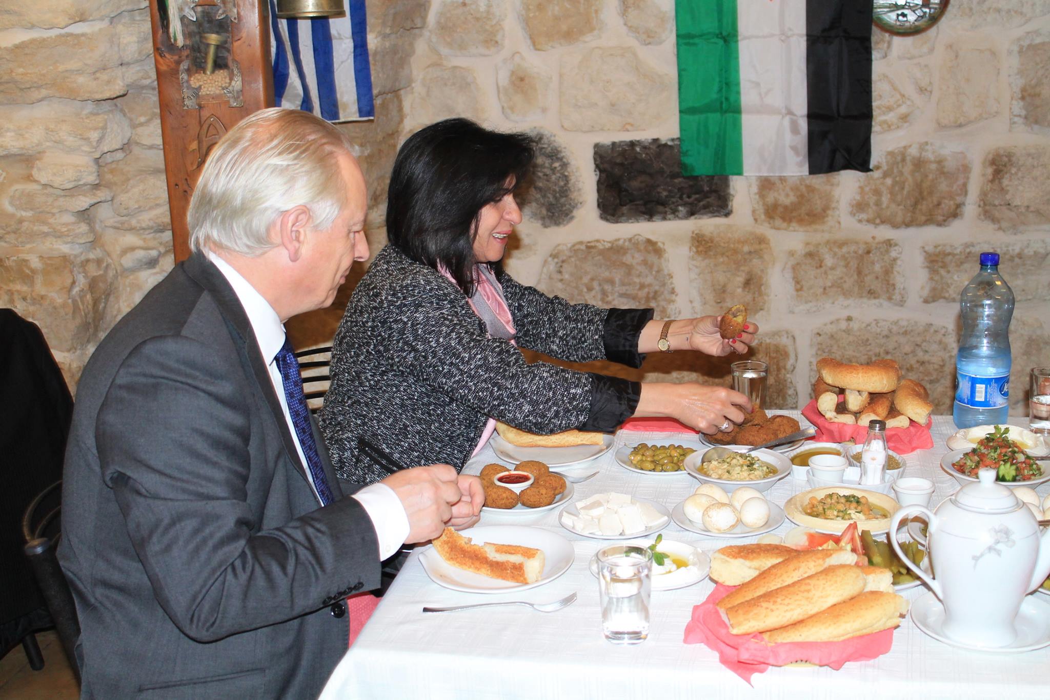 رئيسة بلدية يبت لحم تستقبل وزير الصرف العام في المملكة المتحدة فرنسيس مود