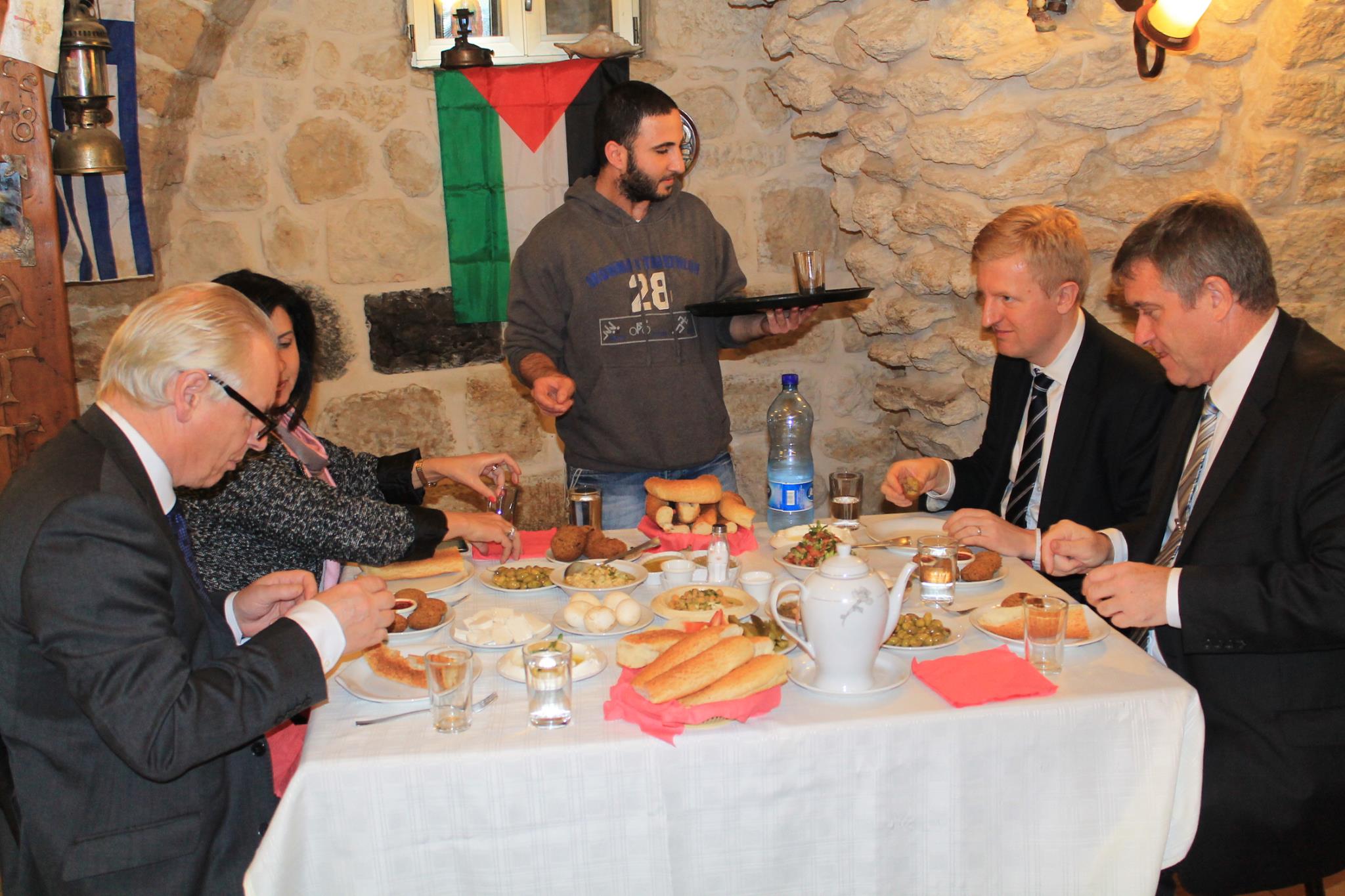 رئيسة بلدية يبت لحم تستقبل وزير الصرف العام في المملكة المتحدة فرنسيس مود