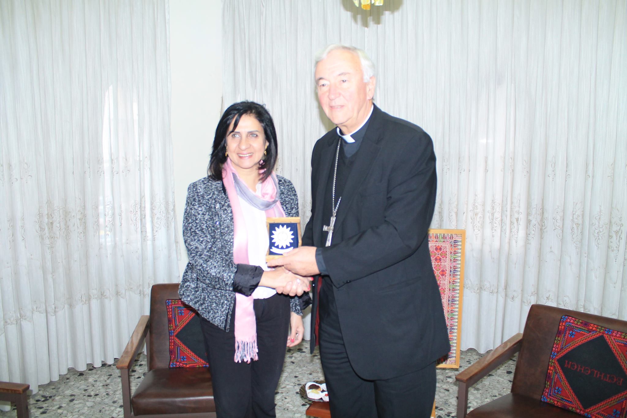 بعد زيارته لغزة الكاردينال فينسينت يجتمع مع رئيسة بلدية بيت لحم