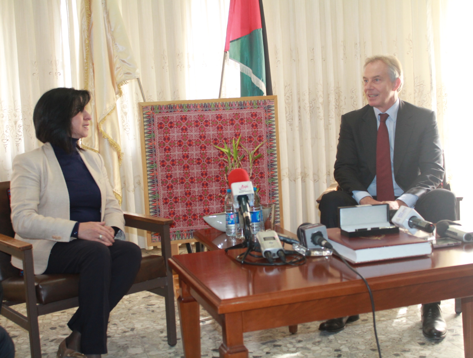 طوني بلير يزور بلدية بيت لحم لمناقشة العديد من القضايا للنهوض بالمدينة 