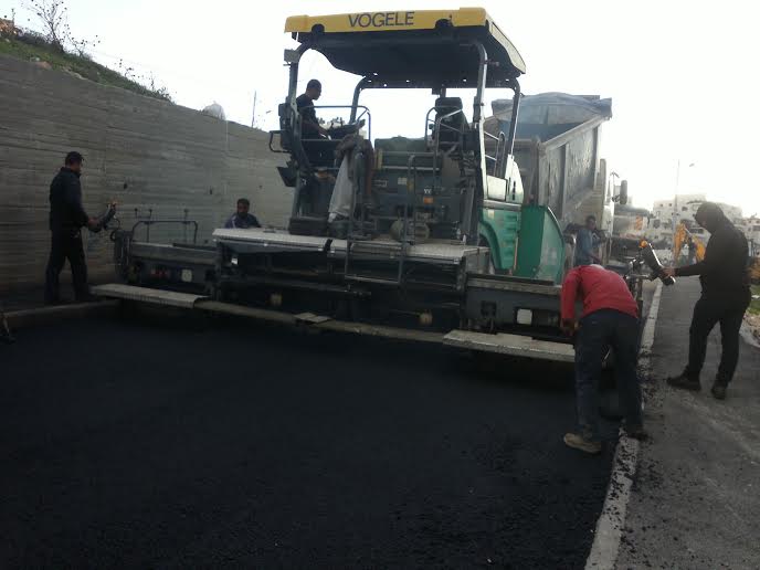 رئيسة بلدية بيت لحم تقوم بجولة لتفقد سير أعمال تعبيد شوارع بيت لحم