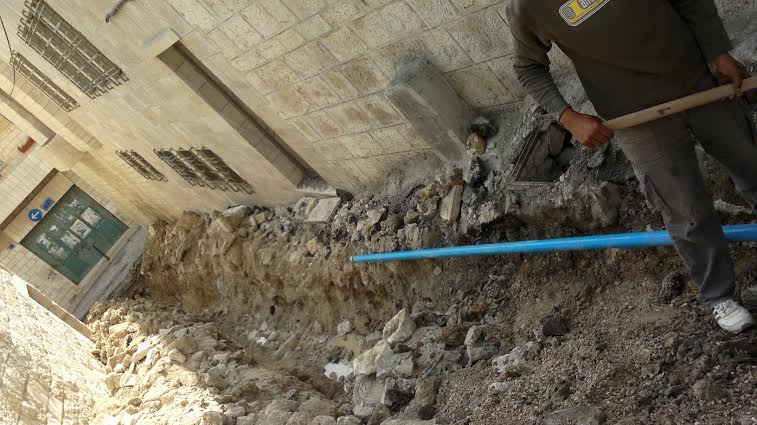 رئيسة بلدية بيت لحم تقوم بجولة لتفقد سير أعمال تعبيد شوارع بيت لحم