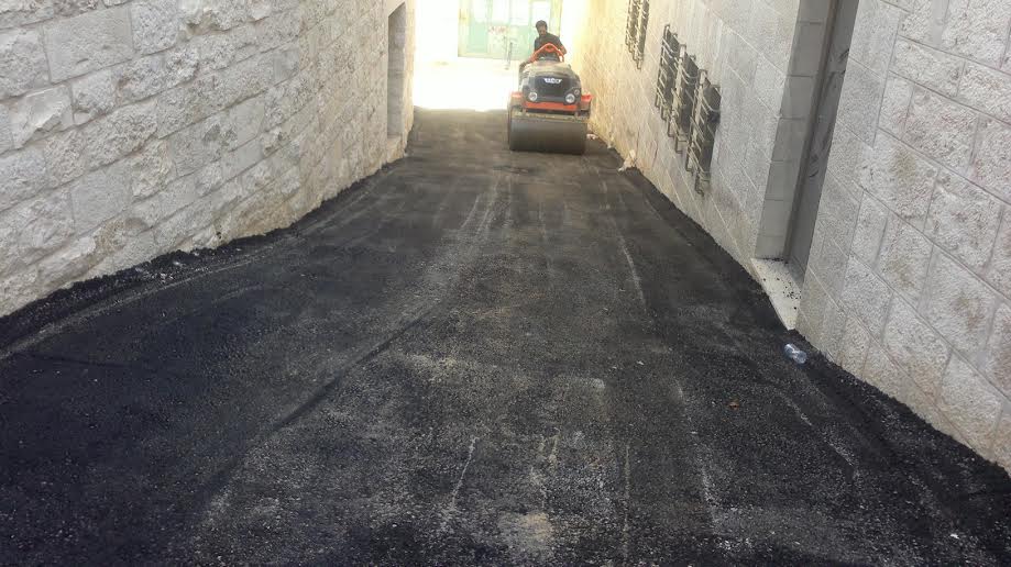 رئيسة بلدية بيت لحم تقوم بجولة لتفقد سير أعمال تعبيد شوارع بيت لحم