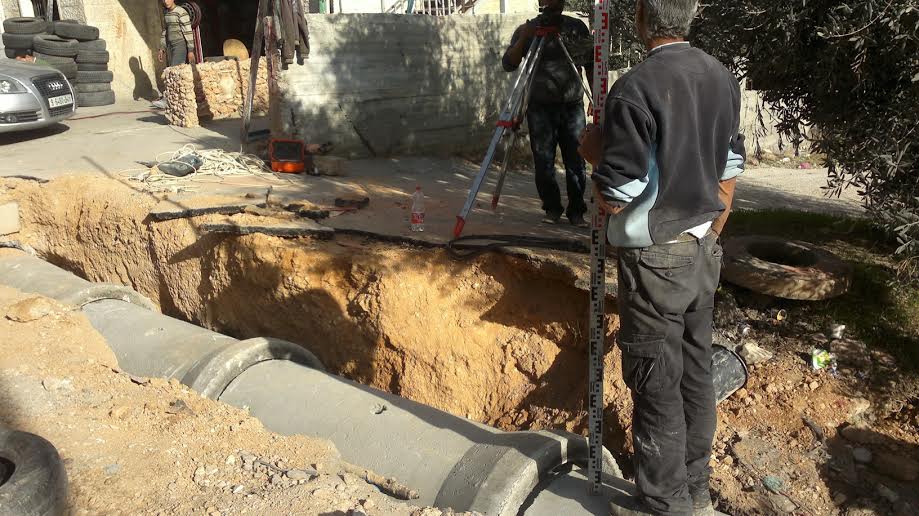 رئيسة بلدية بيت لحم تقوم بجولة لتفقد سير أعمال تعبيد شوارع بيت لحم