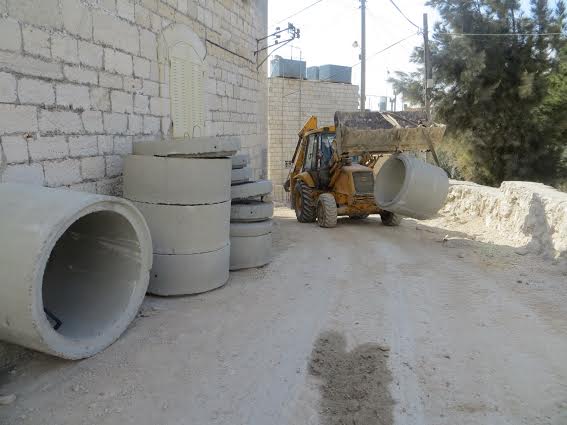 رئيسة بلدية بيت لحم تقوم بجولة لتفقد سير أعمال تعبيد شوارع بيت لحم