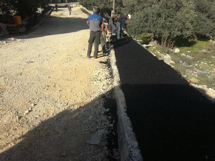 رئيسة بلدية بيت لحم تقوم بجولة لتفقد سير أعمال تعبيد شوارع بيت لحم