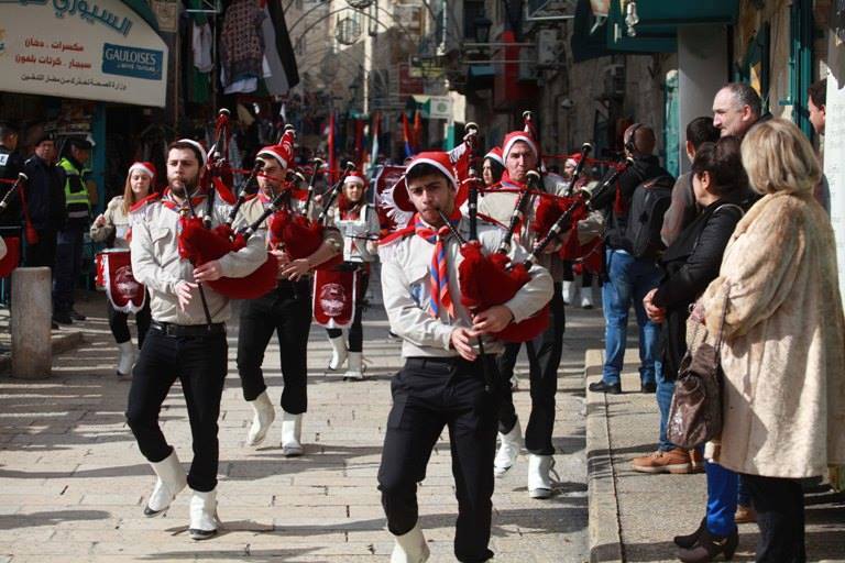 رئيسة بلدية بيت لحم تستقبل بطريرك الأرمن الأرثوذكس وتشارك في قداس الليل