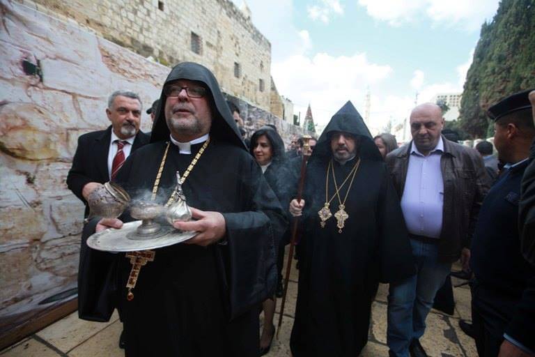 رئيسة بلدية بيت لحم تستقبل بطريرك الأرمن الأرثوذكس وتشارك في قداس الليل