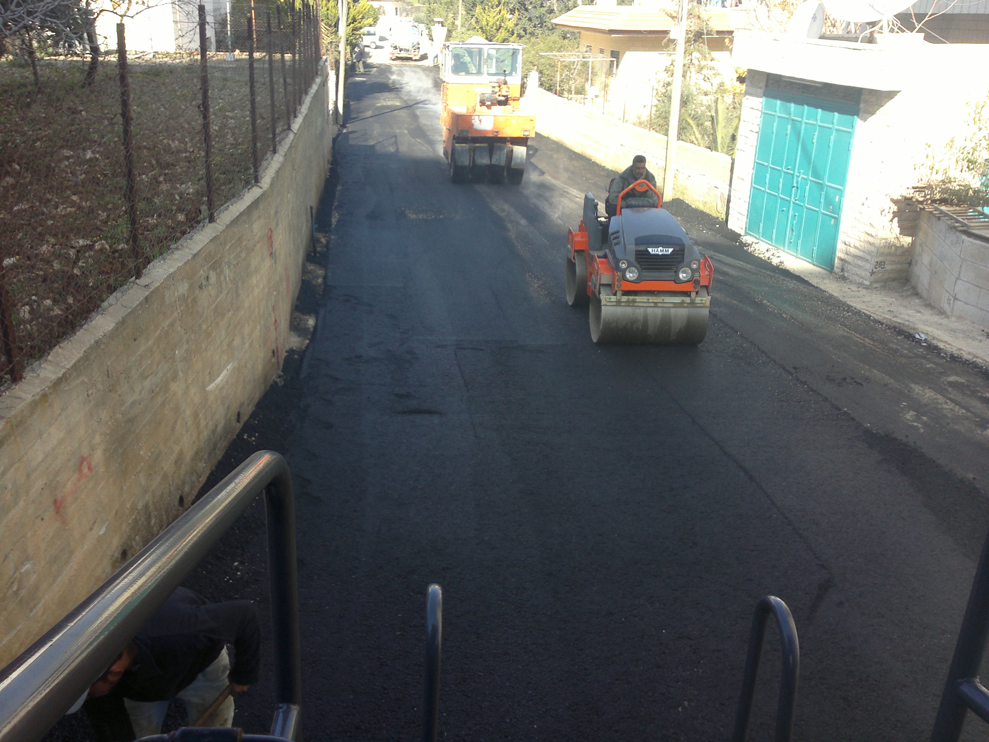 تعبيد شارع الجبل بالاضافة الى أعمال رئيسية أخرى