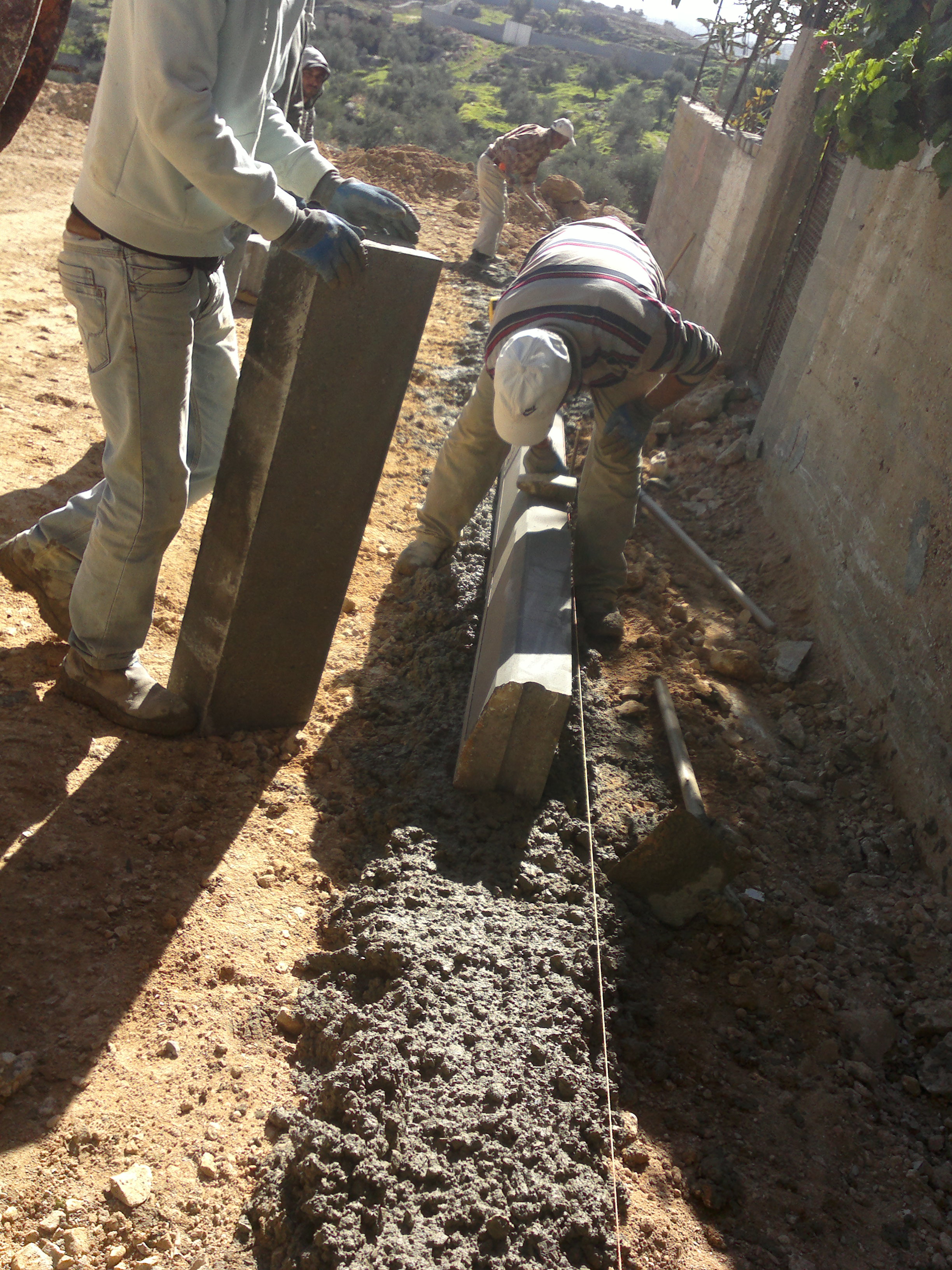 تعبيد شارع الجبل بالاضافة الى أعمال رئيسية أخرى