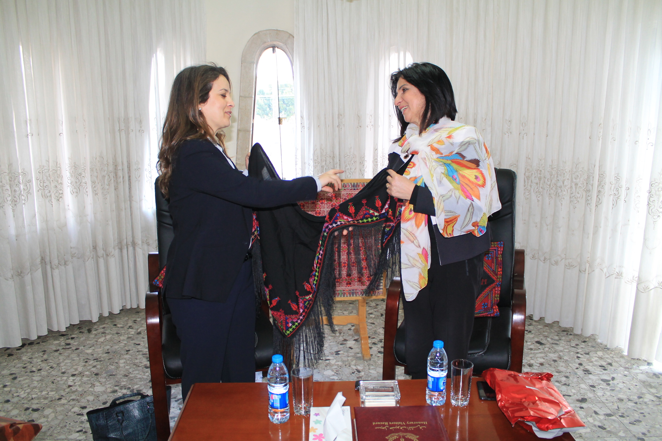 رئيسة بلدية بيت لحم تستقبل وزيرة المياه المغربية شرفات افيلال والوفد المرافق