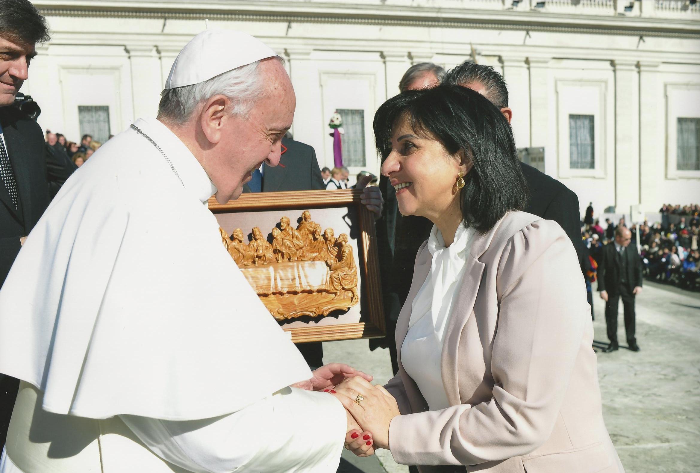 رؤساء بلديات بيت لحم وبيت جالا وبيت ساحور يلتقون قداسة البابا فرنسيس والعديد من المسؤولين والسفراء ويطالبونهم بالعمل على وقف الاستيطان وبناء الجدار