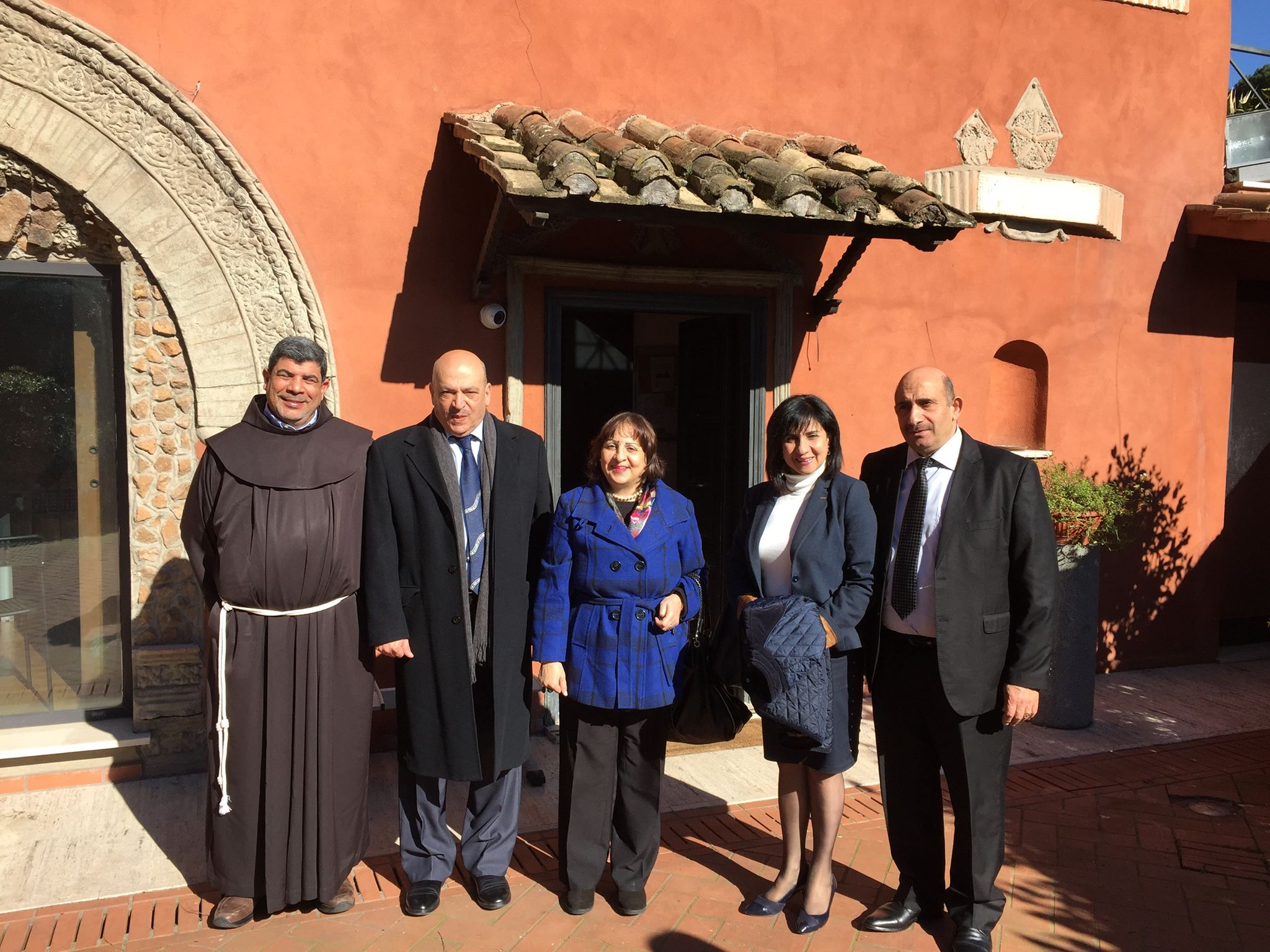 رؤساء بلديات بيت لحم وبيت جالا وبيت ساحور يلتقون قداسة البابا فرنسيس والعديد من المسؤولين والسفراء ويطالبونهم بالعمل على وقف الاستيطان وبناء الجدار