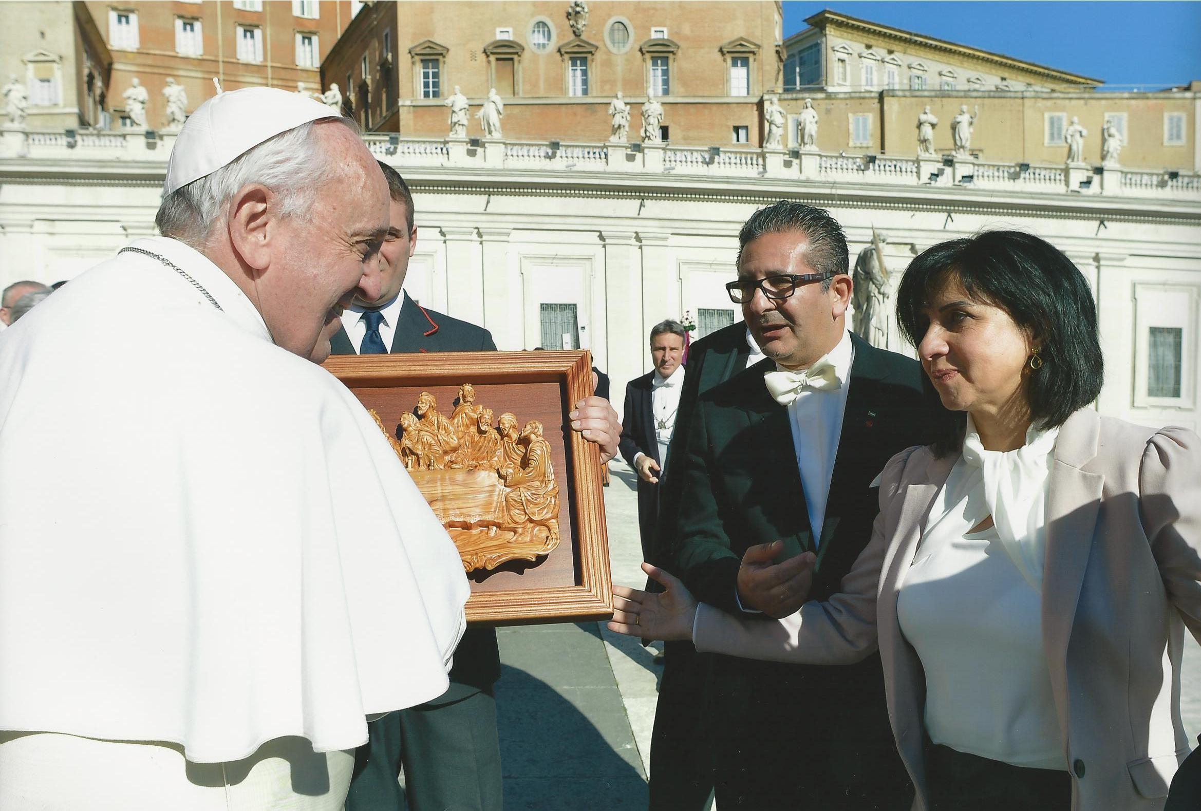 رؤساء بلديات بيت لحم وبيت جالا وبيت ساحور يلتقون قداسة البابا فرنسيس والعديد من المسؤولين والسفراء ويطالبونهم بالعمل على وقف الاستيطان وبناء الجدار