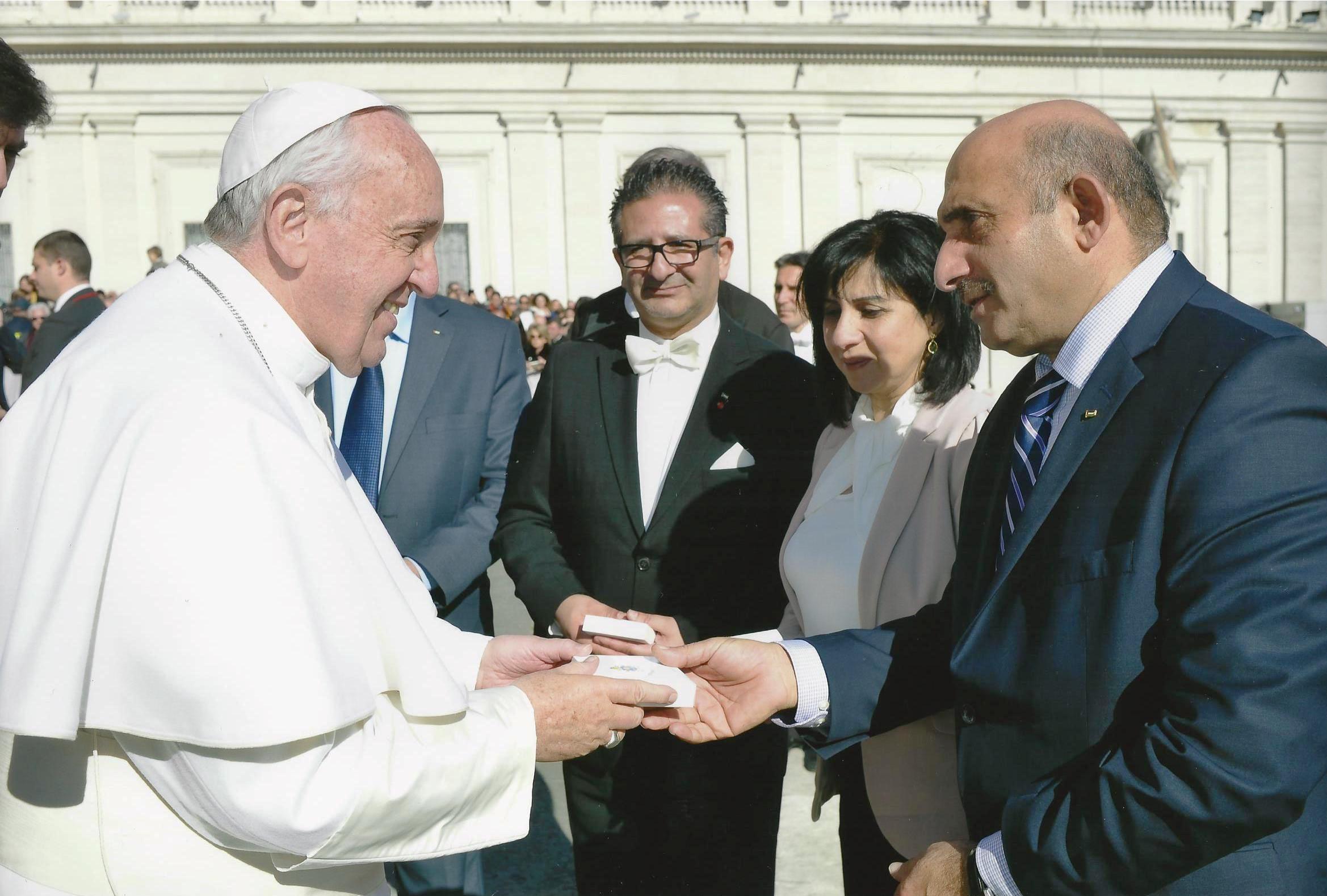 رؤساء بلديات بيت لحم وبيت جالا وبيت ساحور يلتقون قداسة البابا فرنسيس والعديد من المسؤولين والسفراء ويطالبونهم بالعمل على وقف الاستيطان وبناء الجدار