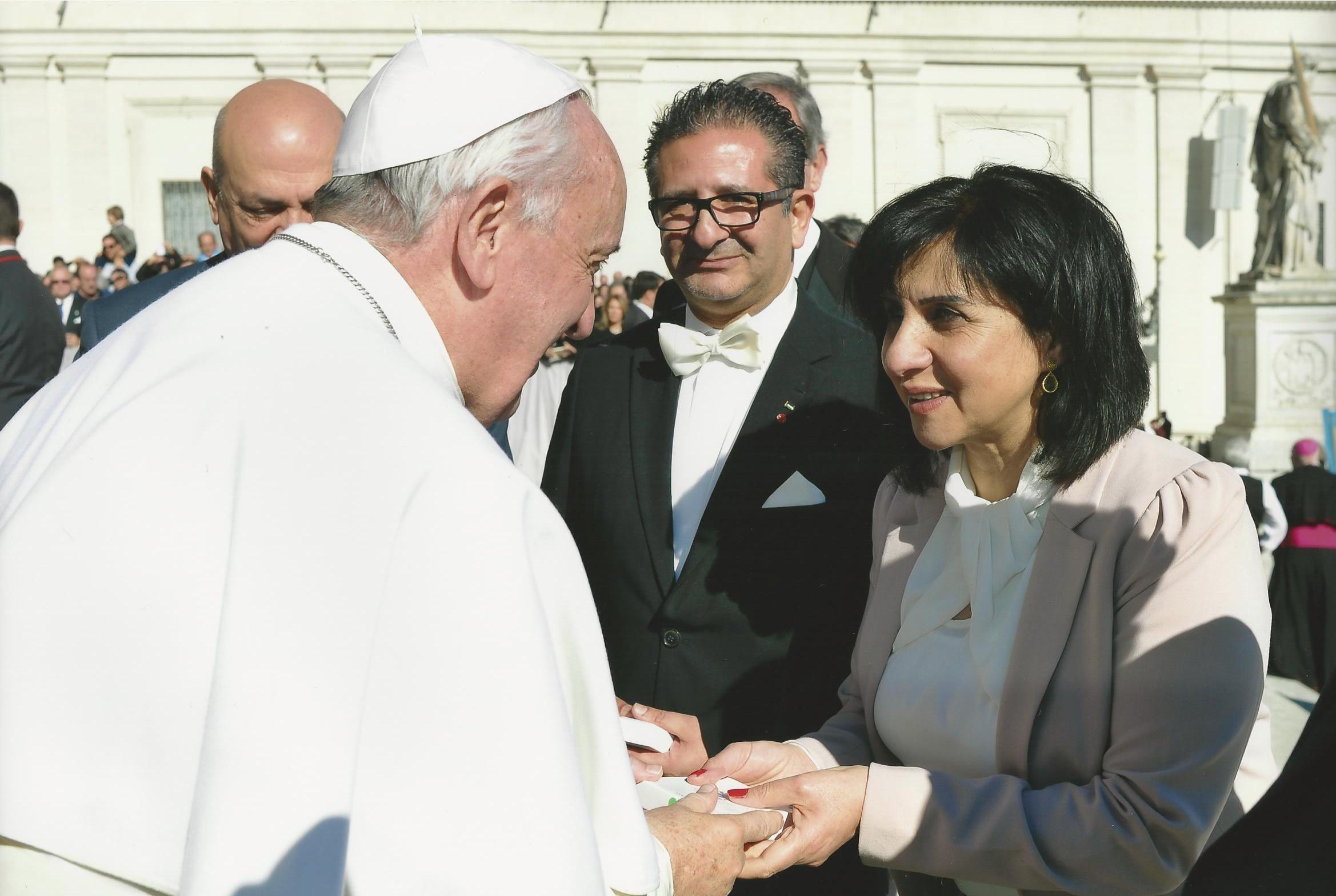 رؤساء بلديات بيت لحم وبيت جالا وبيت ساحور يلتقون قداسة البابا فرنسيس والعديد من المسؤولين والسفراء ويطالبونهم بالعمل على وقف الاستيطان وبناء الجدار