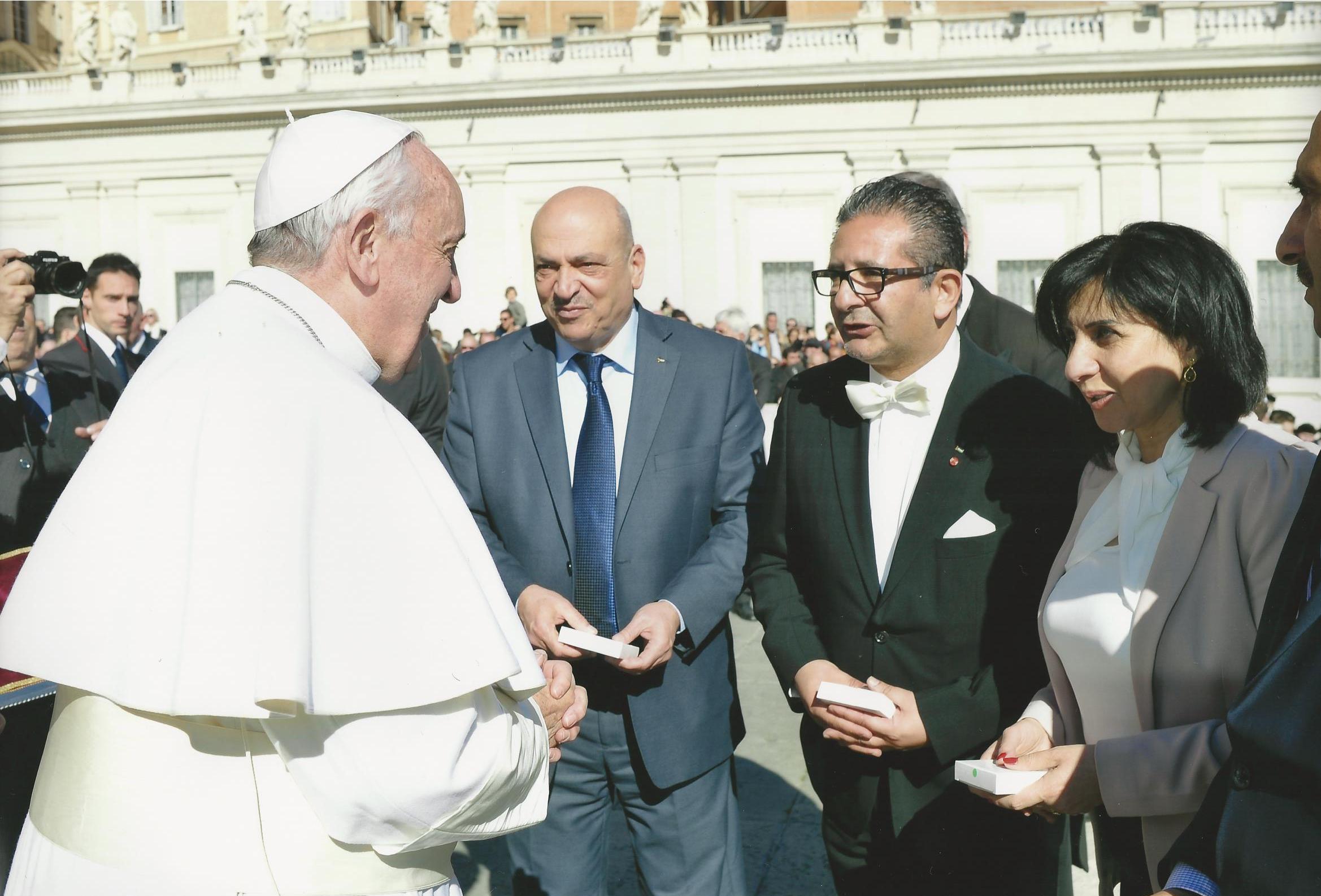 رؤساء بلديات بيت لحم وبيت جالا وبيت ساحور يلتقون قداسة البابا فرنسيس والعديد من المسؤولين والسفراء ويطالبونهم بالعمل على وقف الاستيطان وبناء الجدار