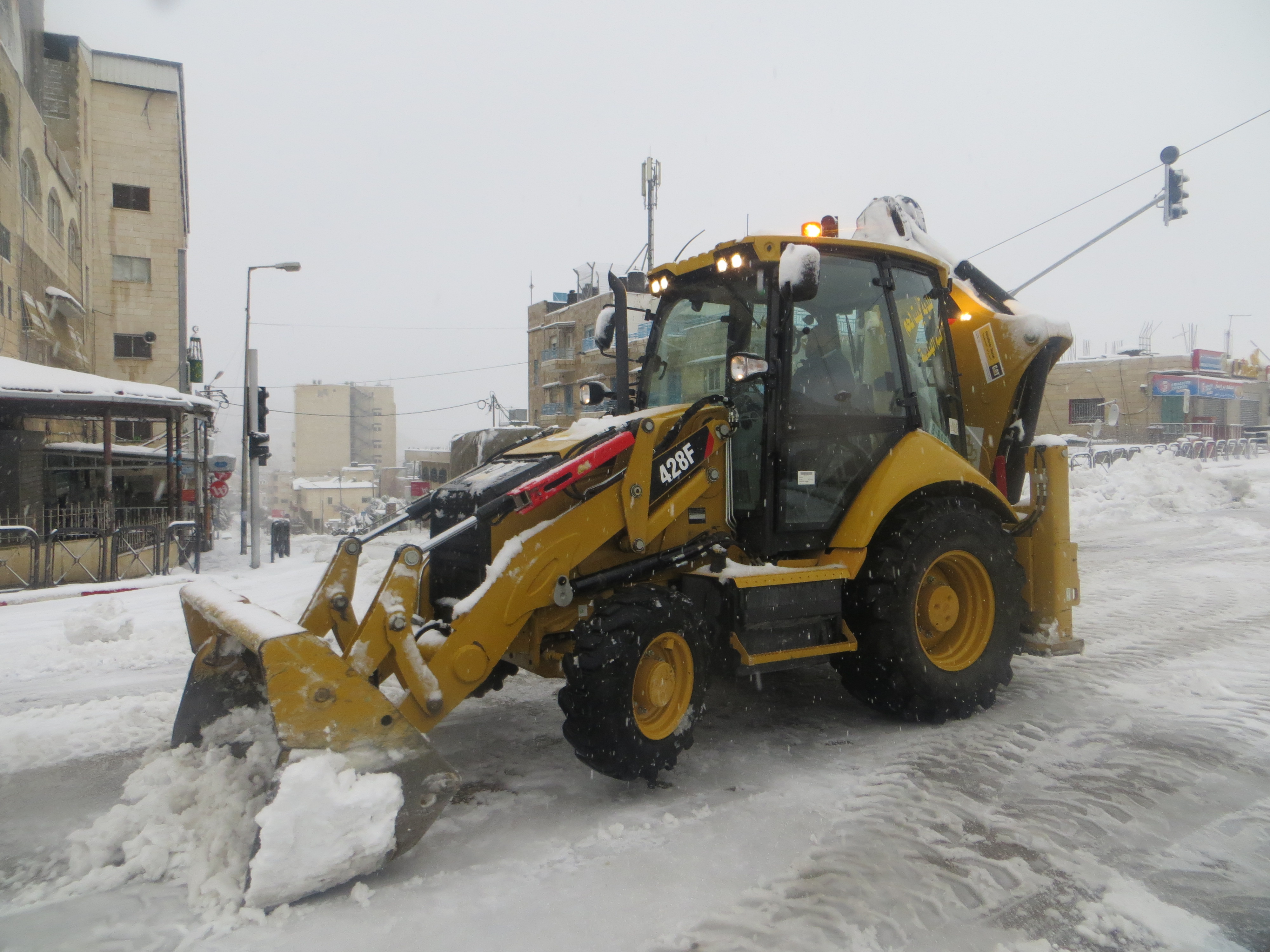 فريق طوارىء بلدية بيت لحم يقوم بمجموعة من المهام بعد اشتداد المنخفض الجوي منذ ليلة أمس 