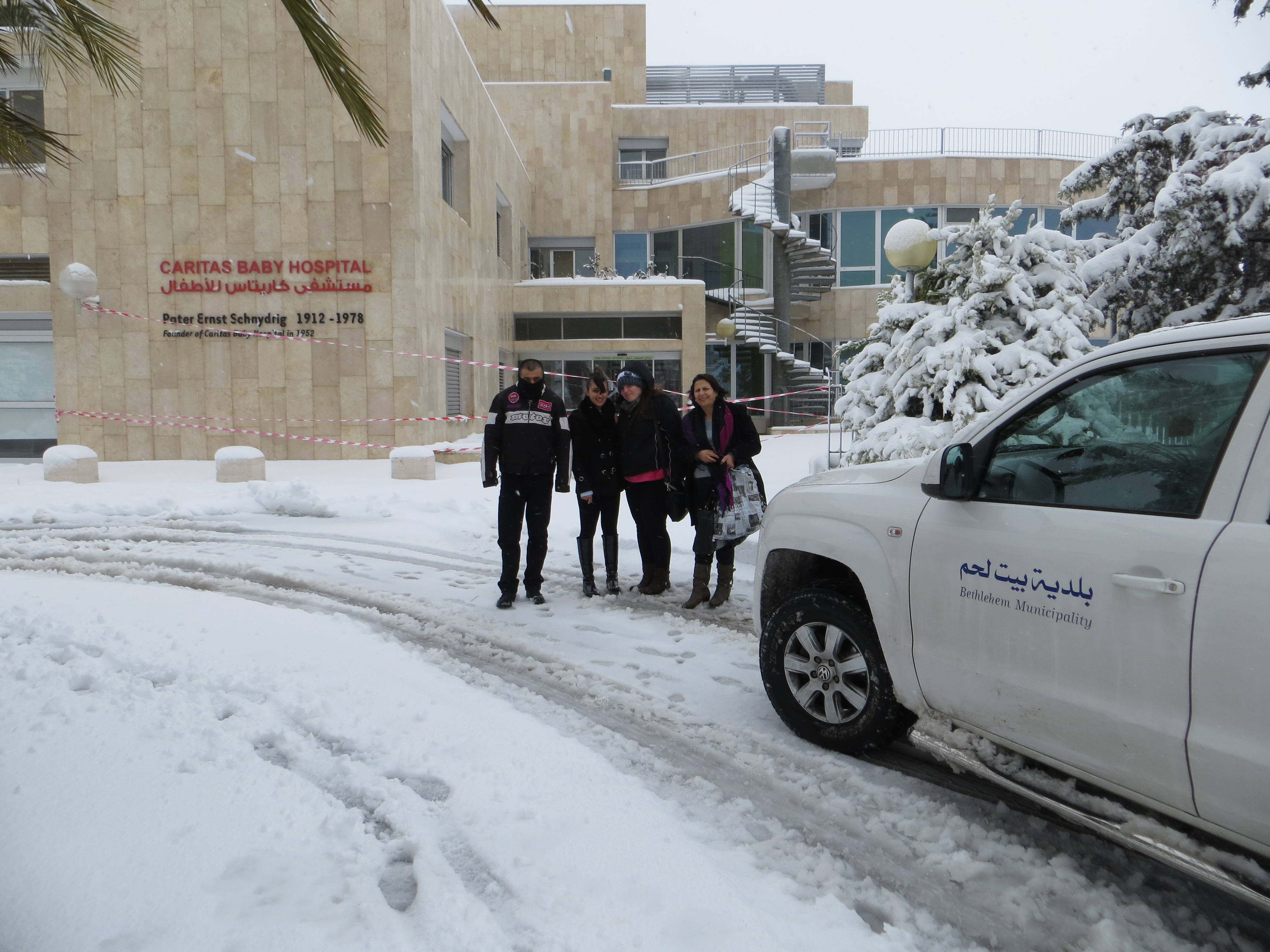 فريق طوارىء بلدية بيت لحم يقوم بمجموعة من المهام بعد اشتداد المنخفض الجوي منذ ليلة أمس 