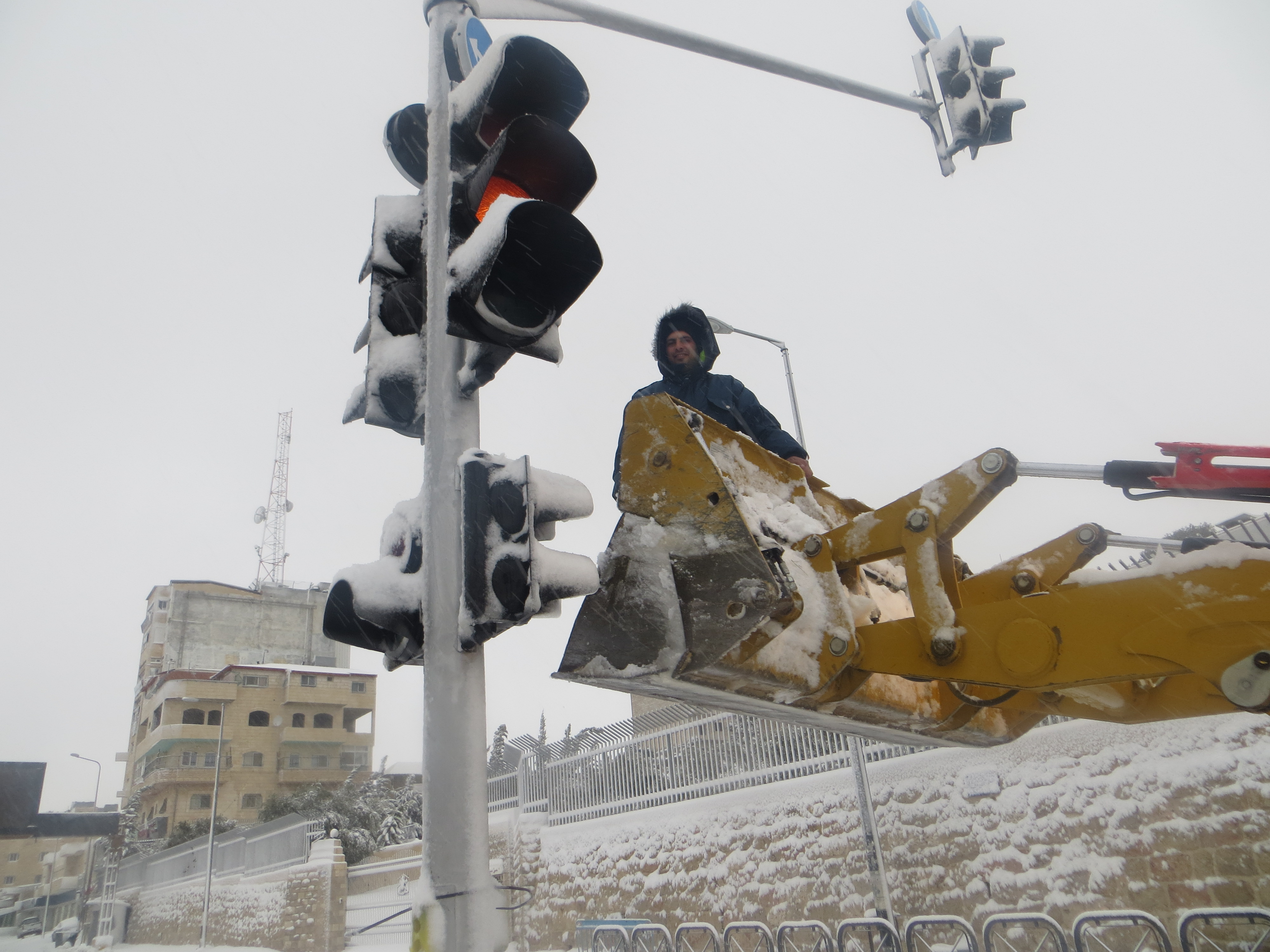 فريق طوارىء بلدية بيت لحم يقوم بمجموعة من المهام بعد اشتداد المنخفض الجوي منذ ليلة أمس 