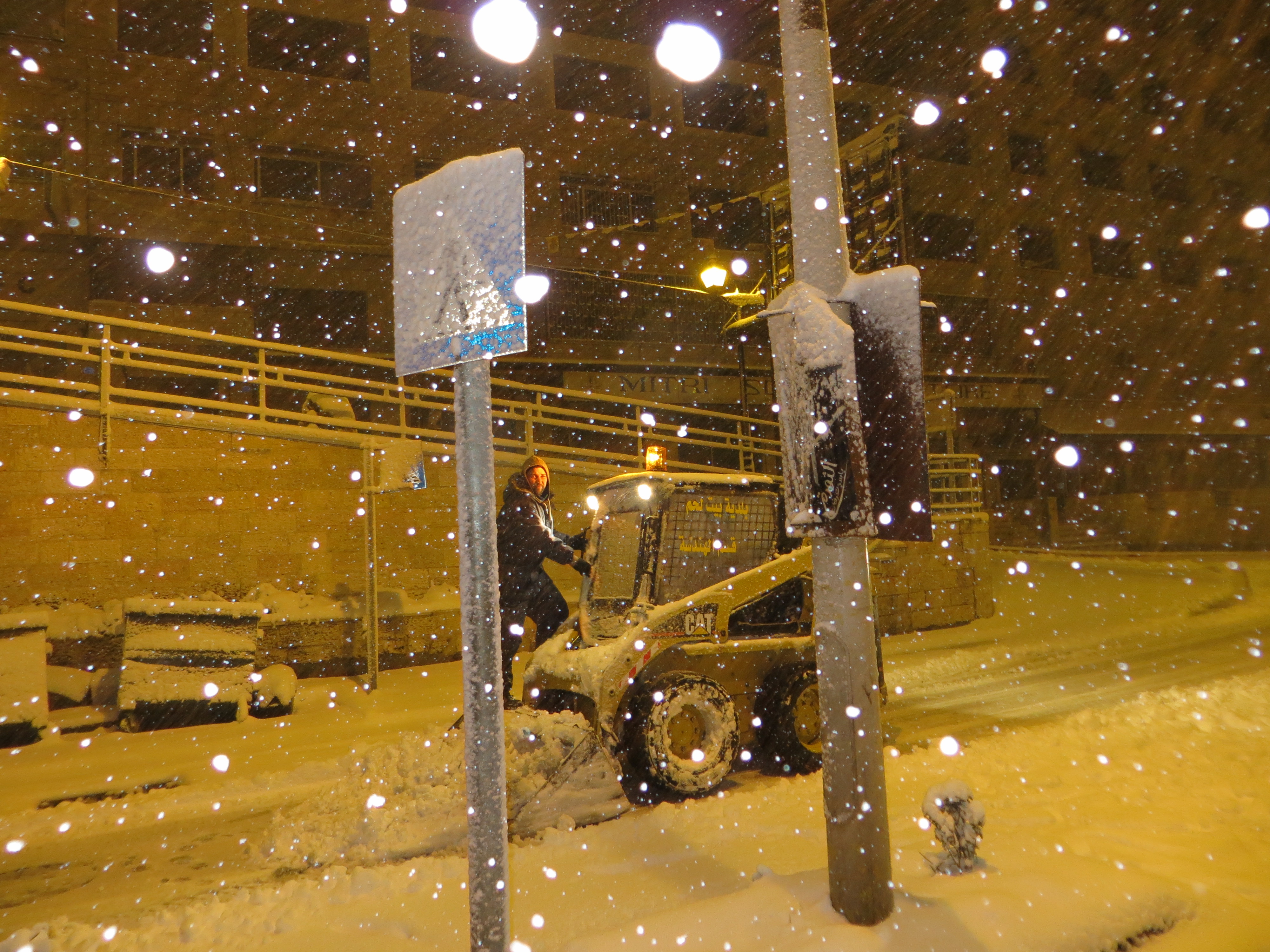 فريق طوارىء بلدية بيت لحم يقوم بمجموعة من المهام بعد اشتداد المنخفض الجوي منذ ليلة أمس 