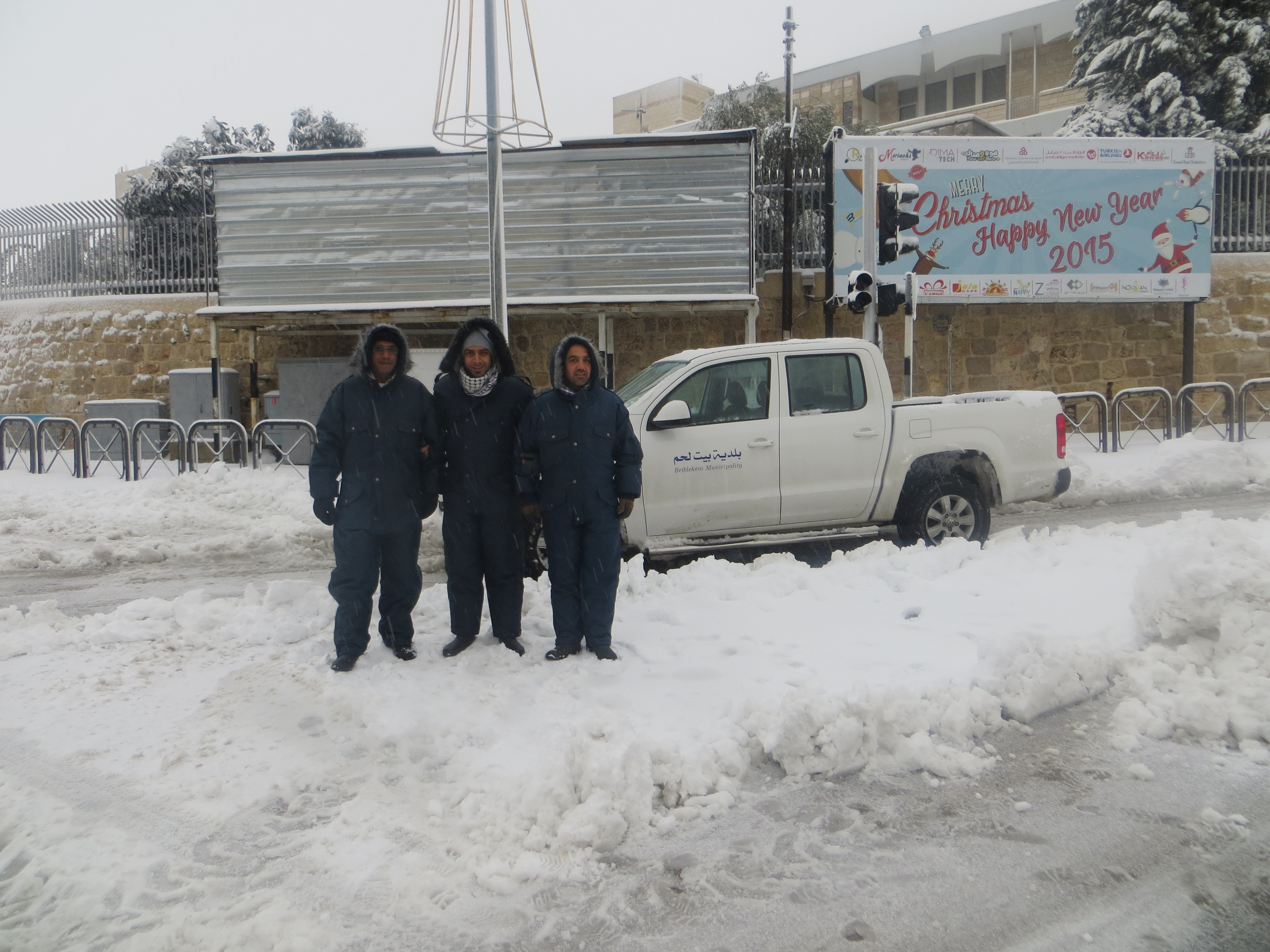 فريق طوارىء بلدية بيت لحم يقوم بمجموعة من المهام بعد اشتداد المنخفض الجوي منذ ليلة أمس 