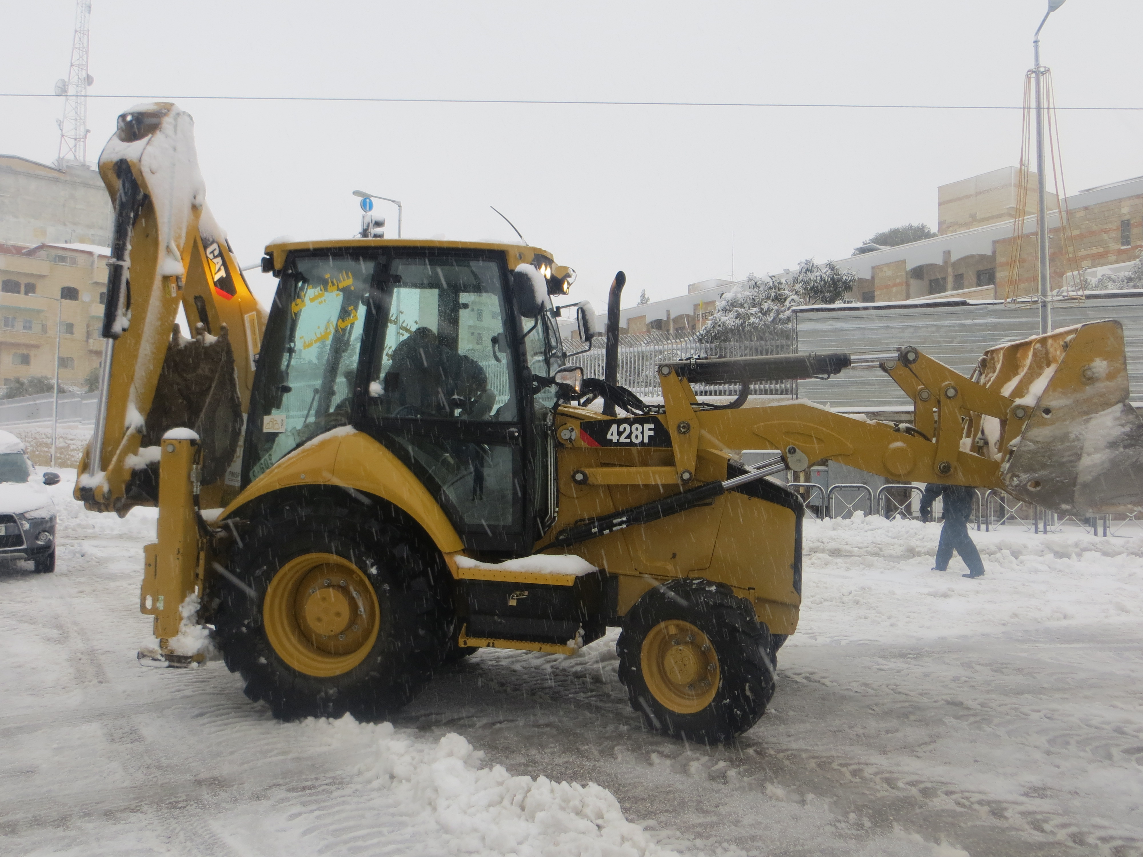 فريق طوارىء بلدية بيت لحم يقوم بمجموعة من المهام بعد اشتداد المنخفض الجوي منذ ليلة أمس 