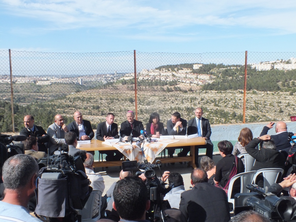 المحكمة العليا الاسرائيلية ترفض المصادقة على اقامة جدار الفصل العنصري على اراضي دير كريمزان 