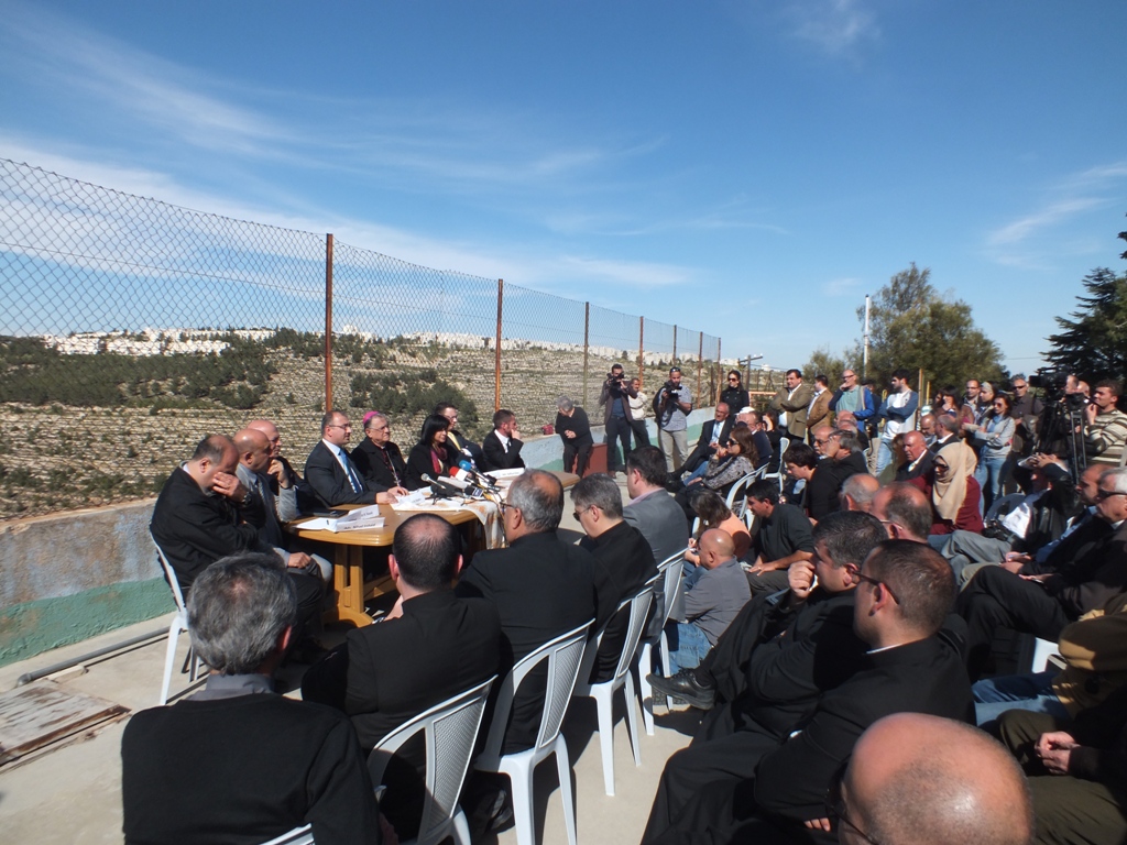 المحكمة العليا الاسرائيلية ترفض المصادقة على اقامة جدار الفصل العنصري على اراضي دير كريمزان 