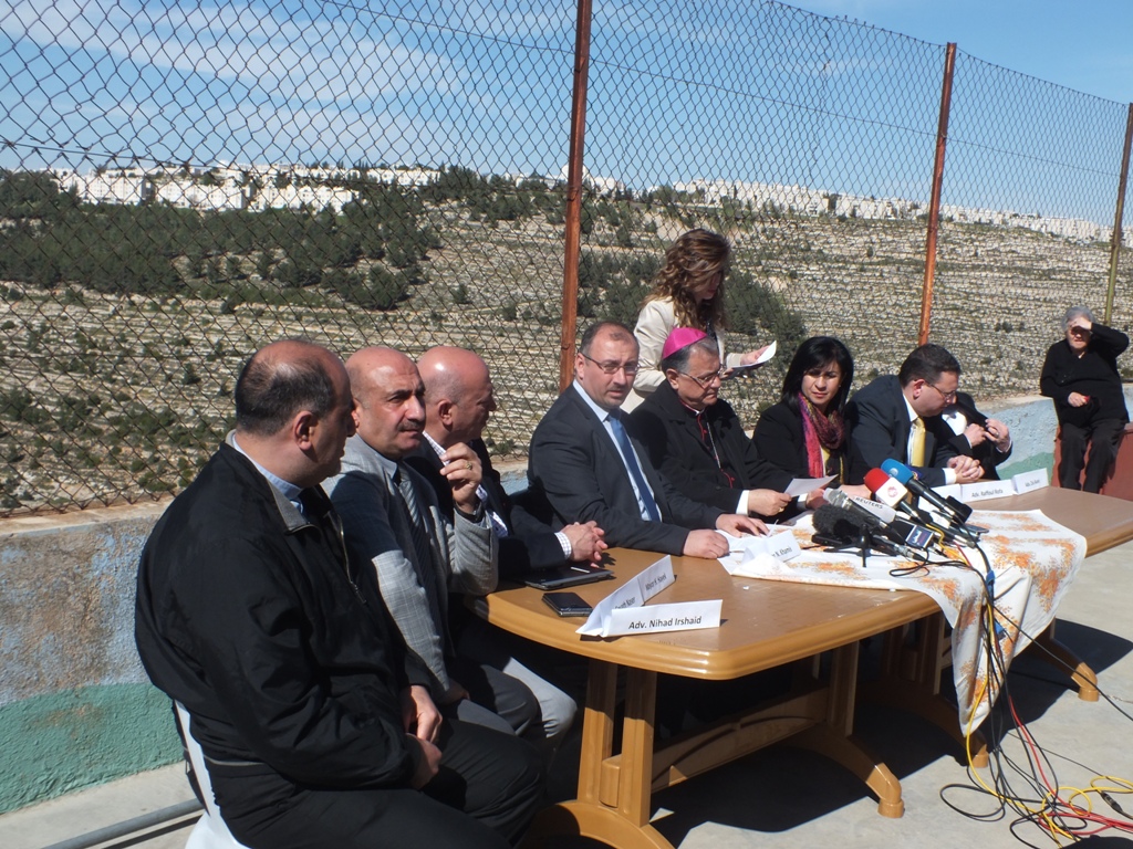 المحكمة العليا الاسرائيلية ترفض المصادقة على اقامة جدار الفصل العنصري على اراضي دير كريمزان 