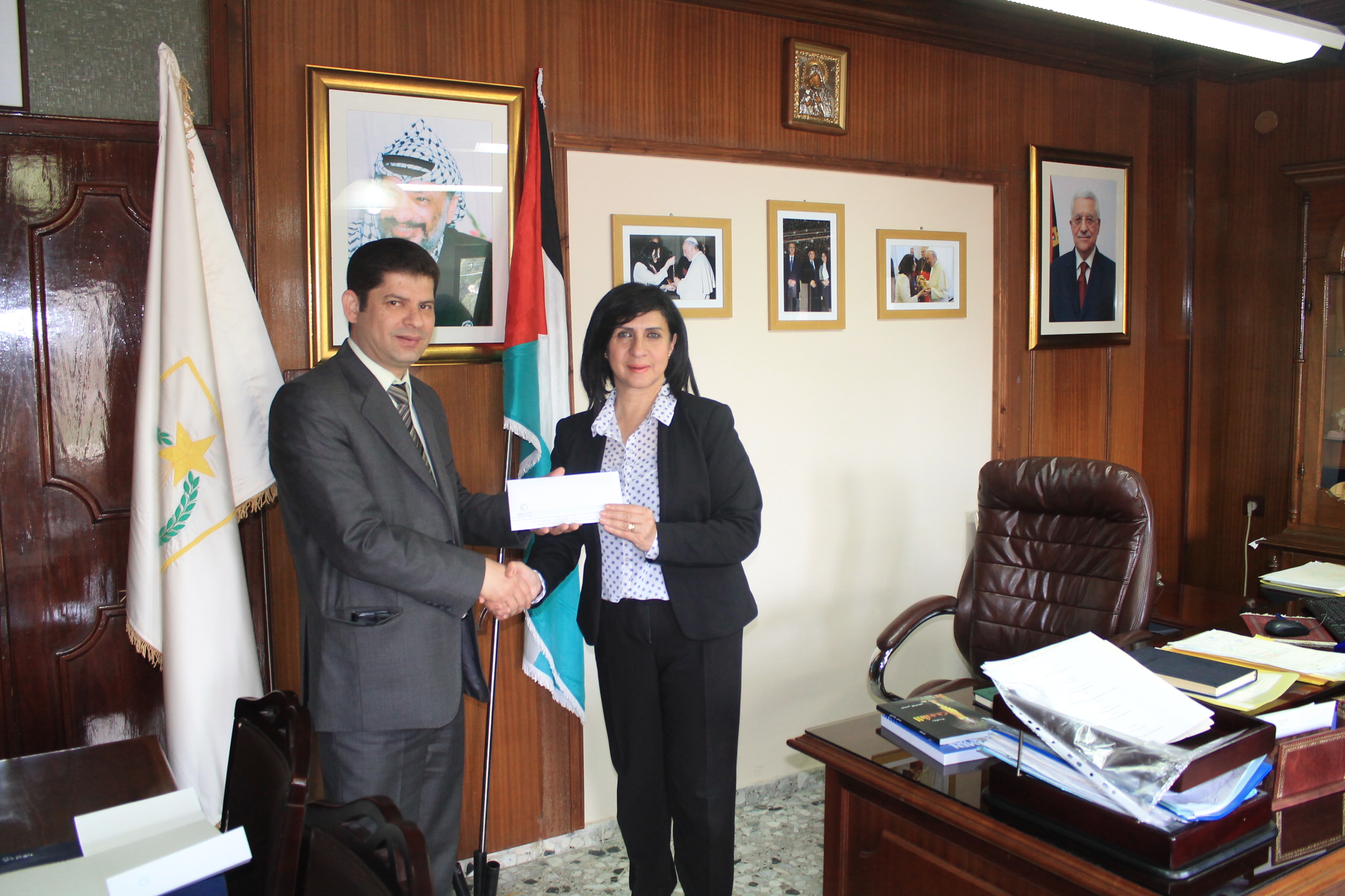 البنك الاسلامي العربي يتبرع بمبلغ 5000 دولار لصالح مشروع دوار واد شاهين