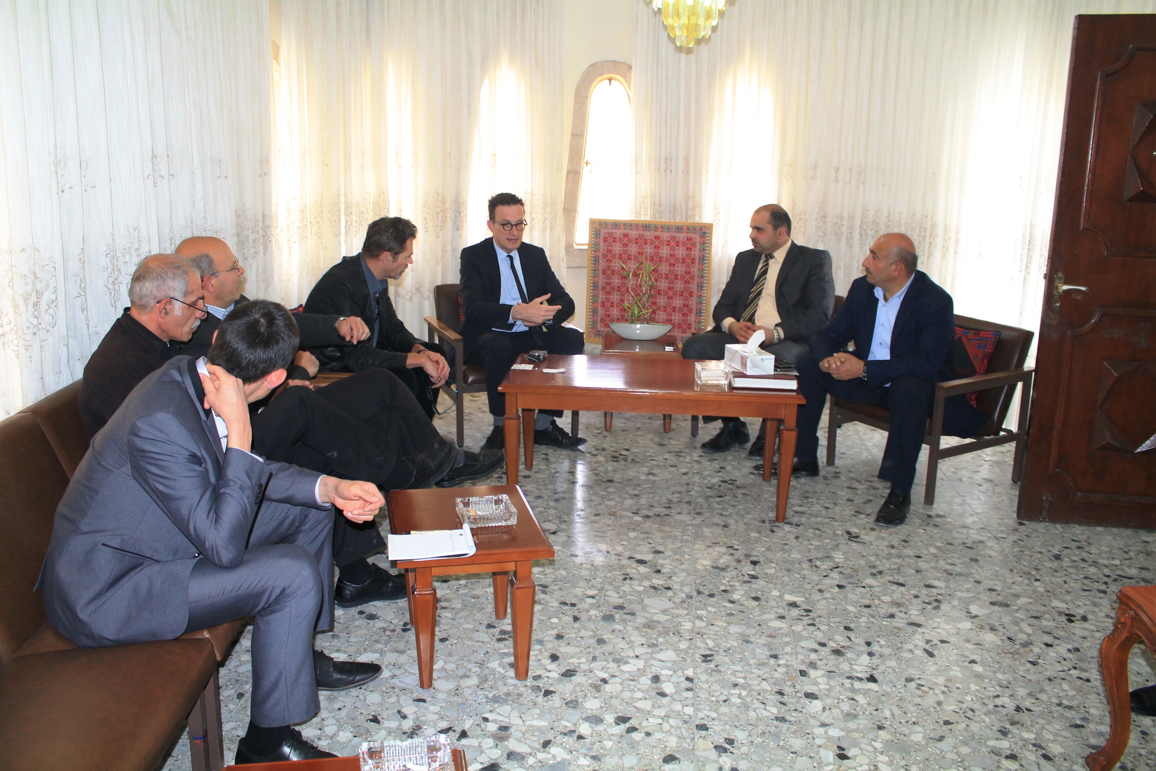 نائب رئيسة بلدية بيت لحم يستقبل وزير النقل والاشغال العامة من بروكسل 