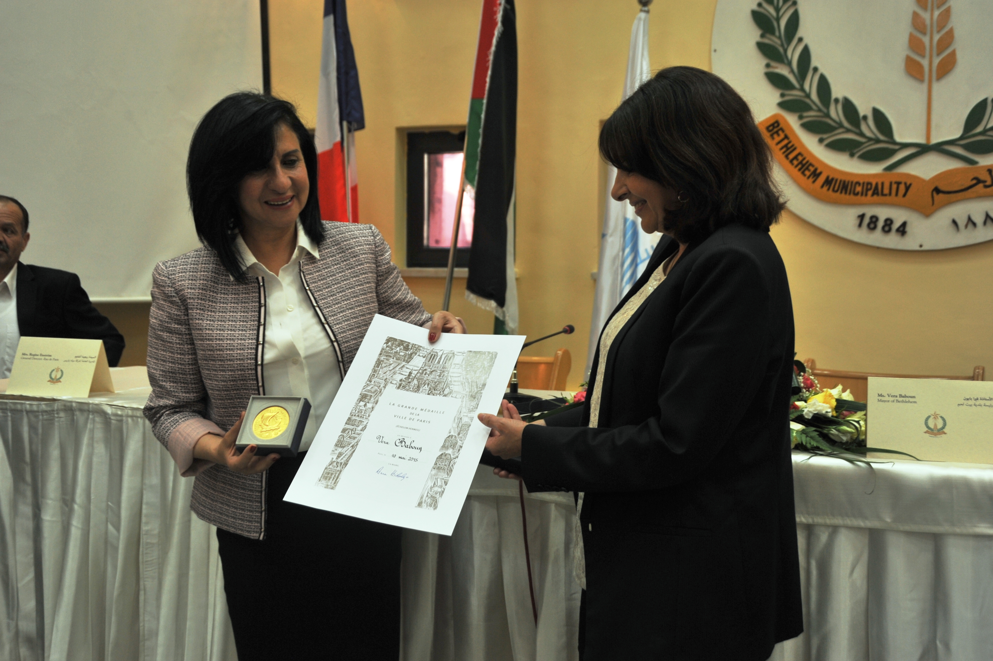 رئيسة بلدية باريس آن هيدالغو تمنح رئيسة بلدية بيت لحم الأستاذة فيرا بابون  وسام مدينة باريس للتميز الأعلى
