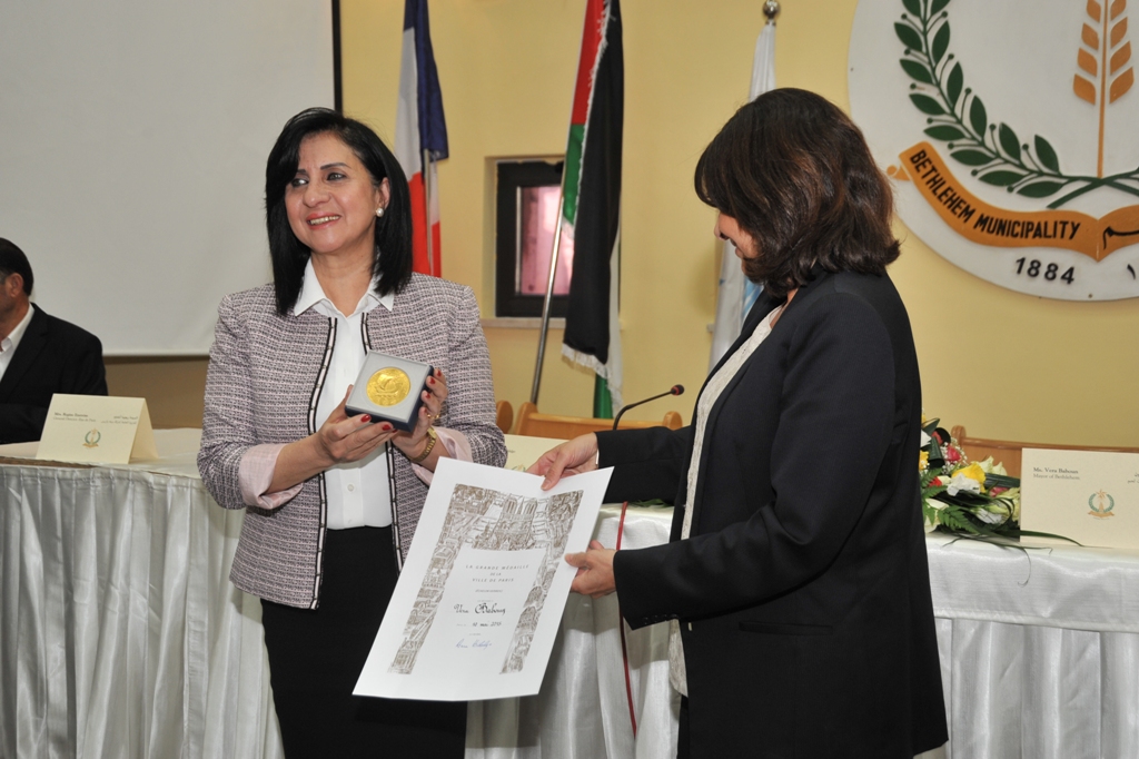 رئيسة بلدية باريس آن هيدالغو تمنح رئيسة بلدية بيت لحم الأستاذة فيرا بابون  وسام مدينة باريس للتميز الأعلى