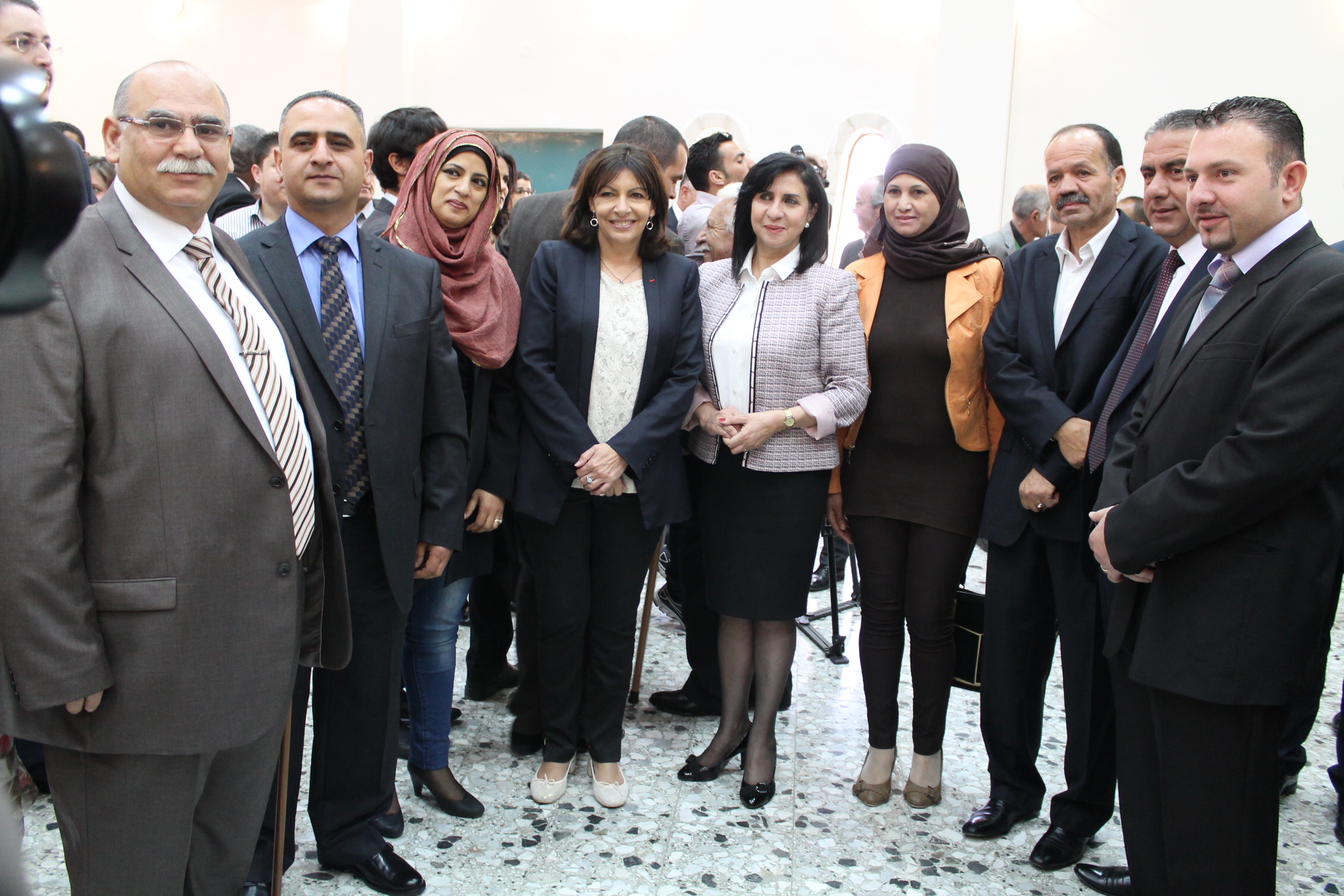 رئيسة بلدية باريس آن هيدالغو تمنح رئيسة بلدية بيت لحم الأستاذة فيرا بابون  وسام مدينة باريس للتميز الأعلى