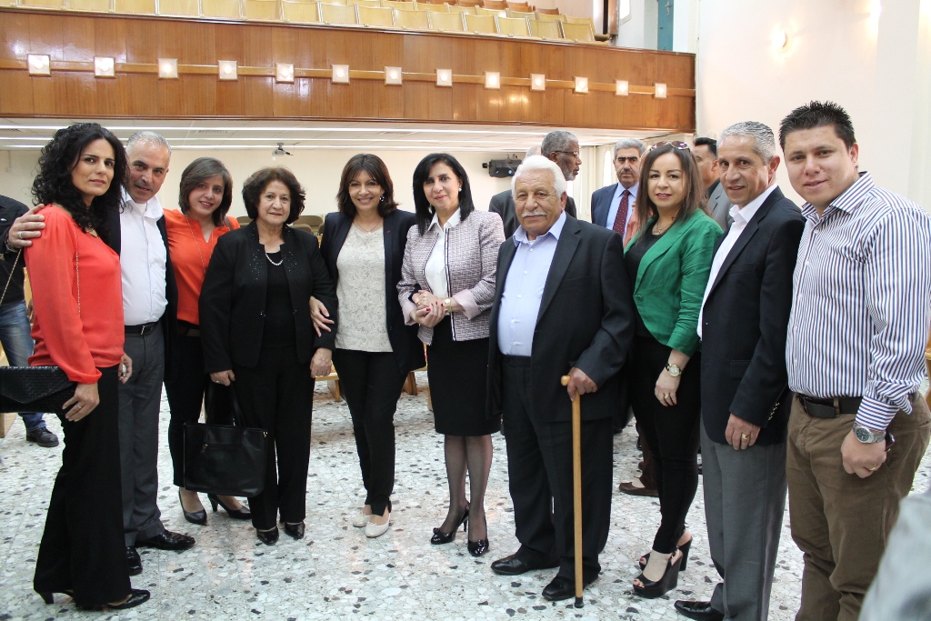 رئيسة بلدية باريس آن هيدالغو تمنح رئيسة بلدية بيت لحم الأستاذة فيرا بابون  وسام مدينة باريس للتميز الأعلى