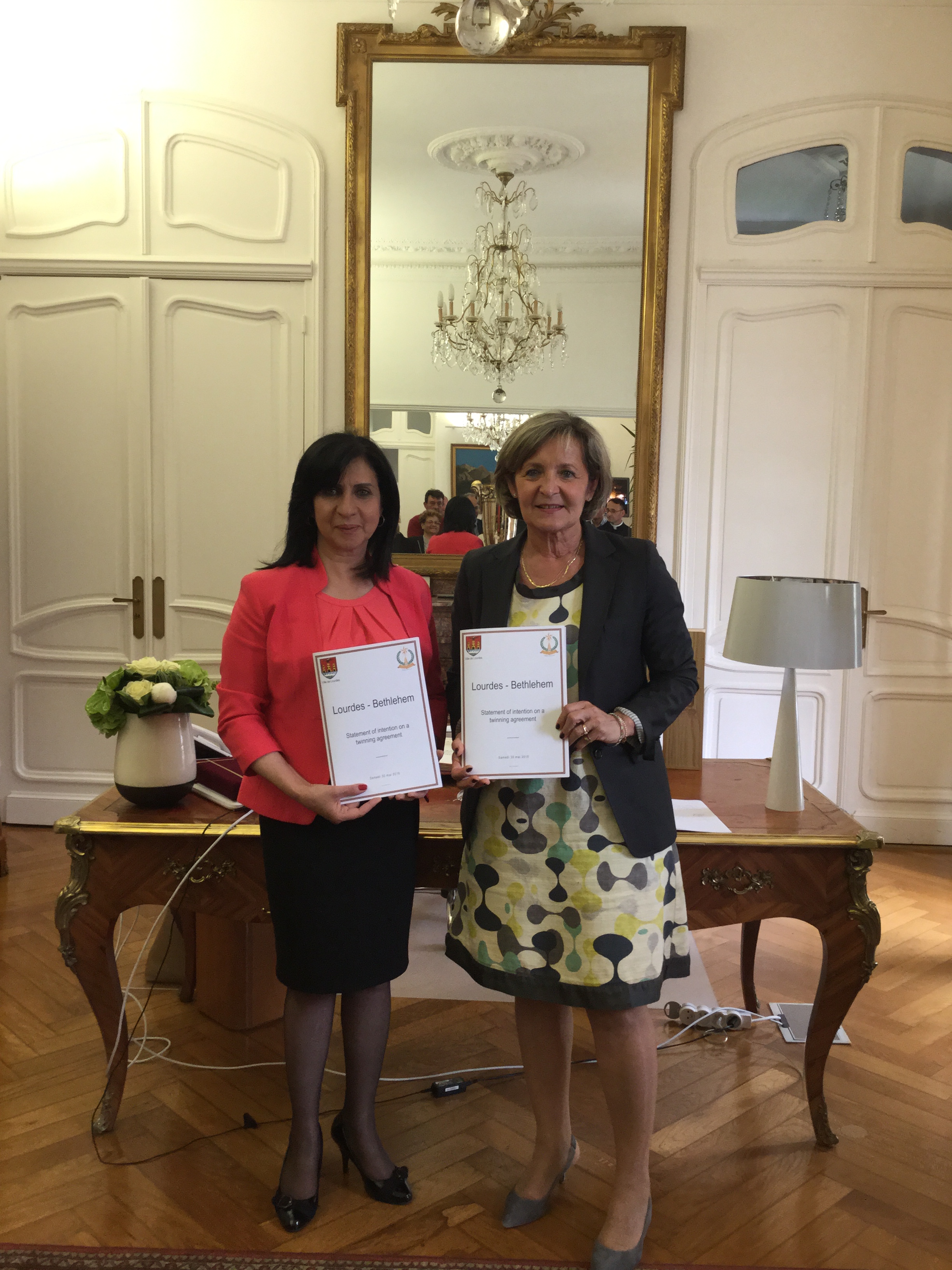 رئيسة بلدية بيت لحم تزور لورد الفرنسية لتوقيع وثيقة اعلان النوايا لتوقيع اتفاقية توأمة