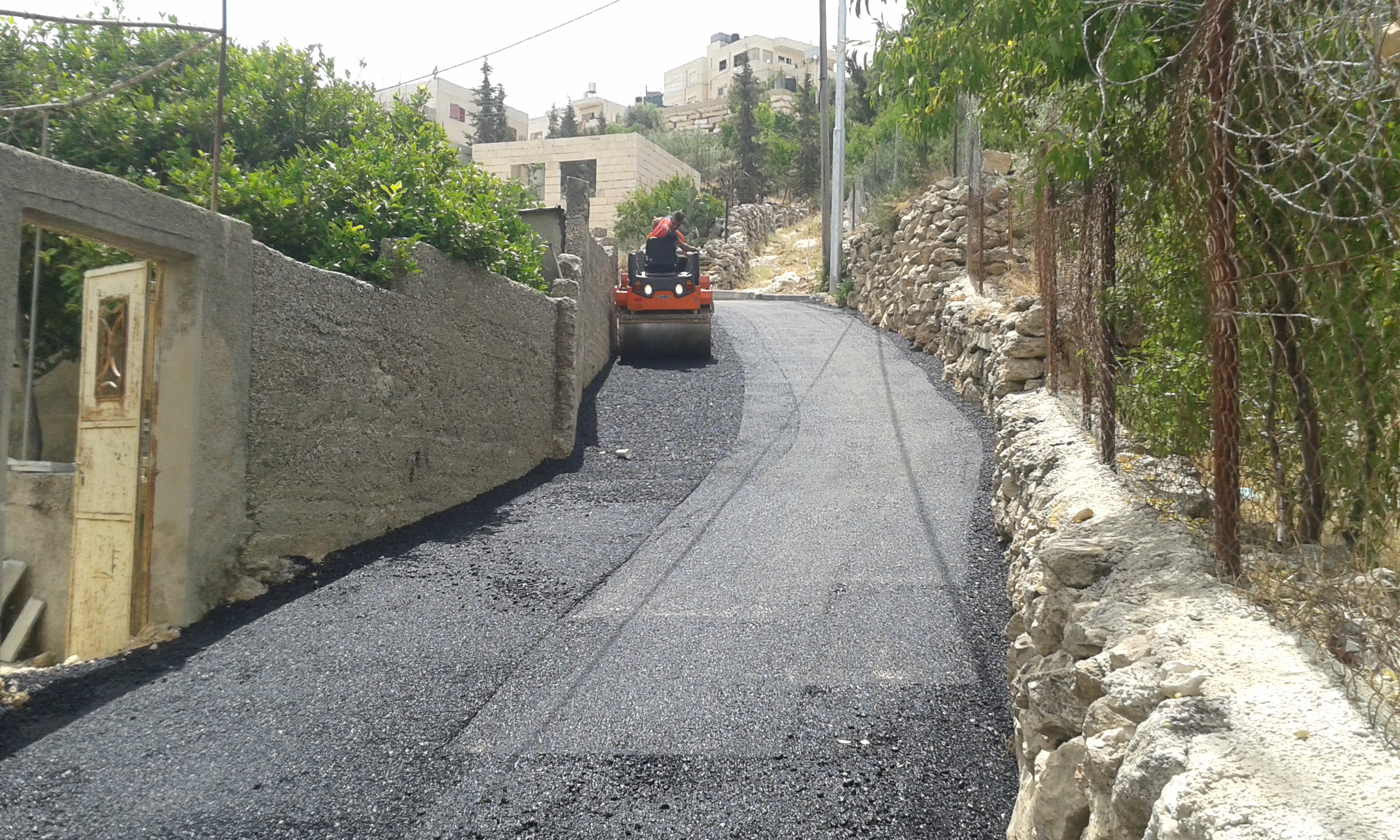 بلدية بيت لحم تنهي أعمال تعبيد وتأهيل شارع الكرمل ومقطع متفرع من شارع المياه