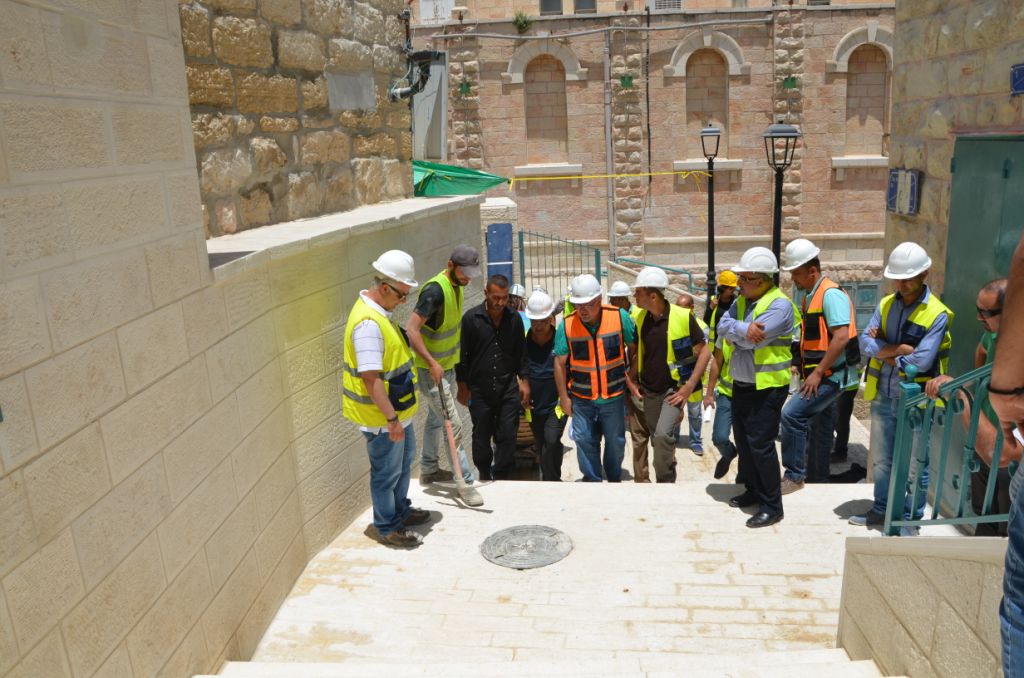 بلدية بيت لحم تشارك في الإستلام التقني لمقطع من سوق بيت لحم القديم الجاري إعادة تأهيله
