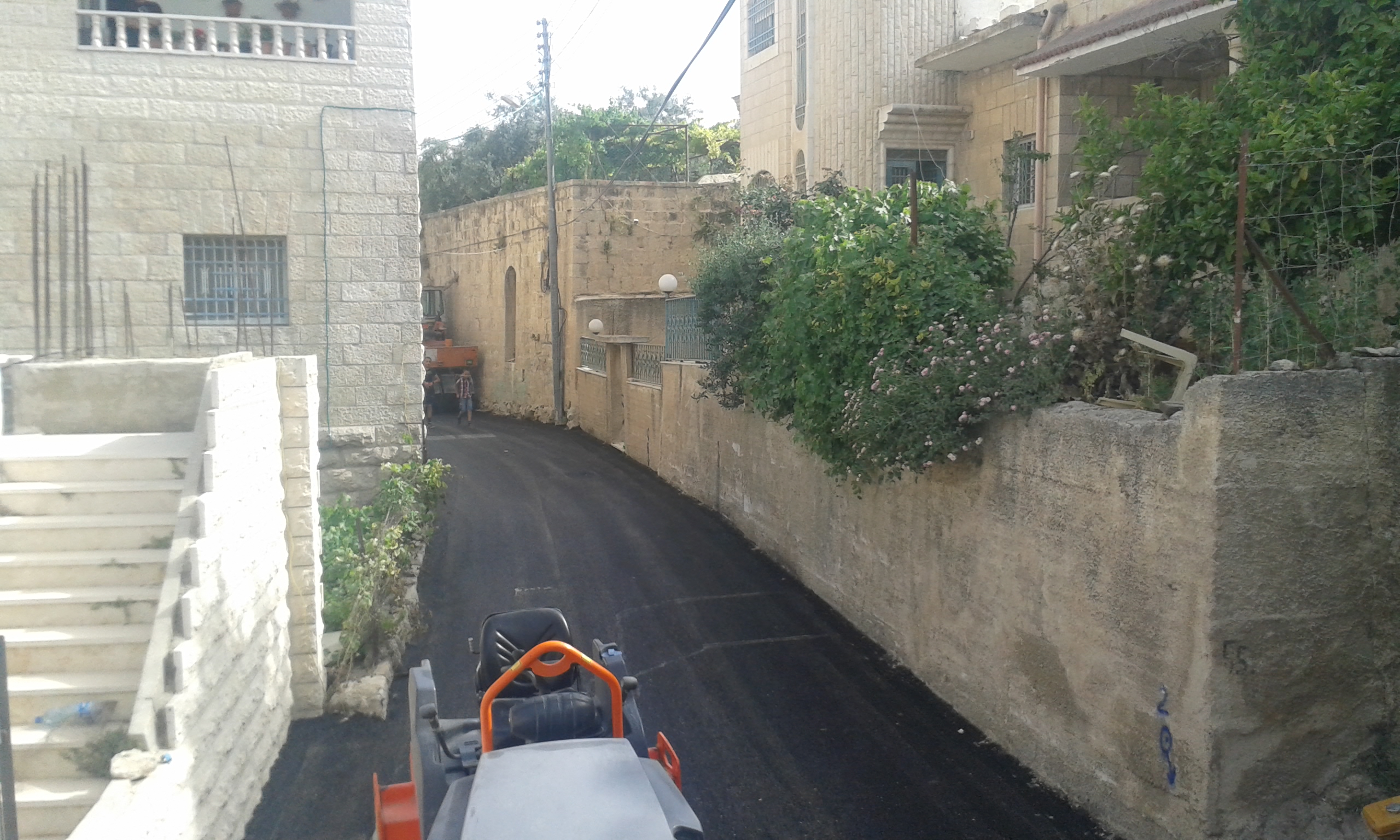 بلدية بيت لحم تنهي أعمال تعبيد وتأهيل شارع الكرمل ومقطع متفرع من شارع المياه