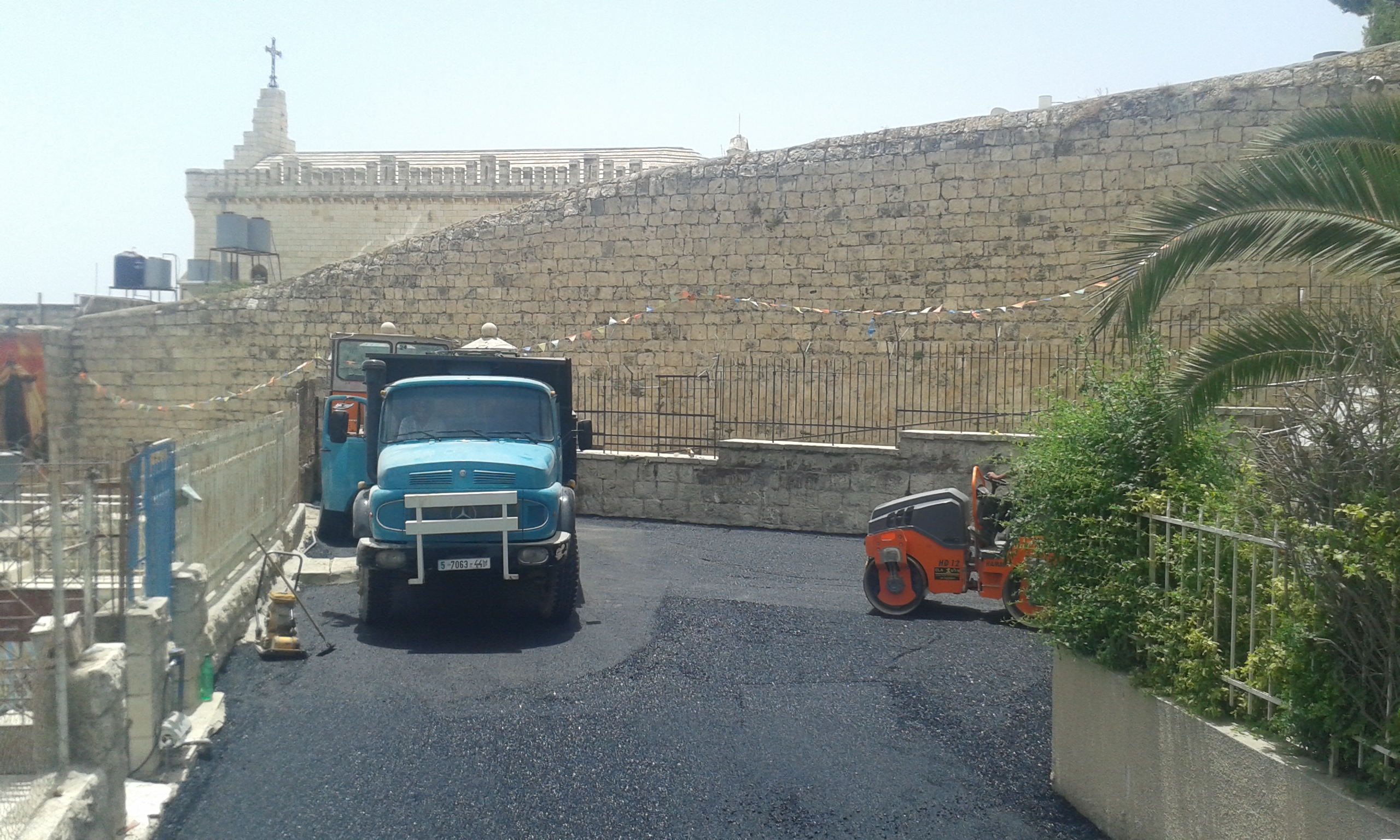 بلدية بيت لحم تنهي أعمال تعبيد وتأهيل شارع الكرمل ومقطع متفرع من شارع المياه