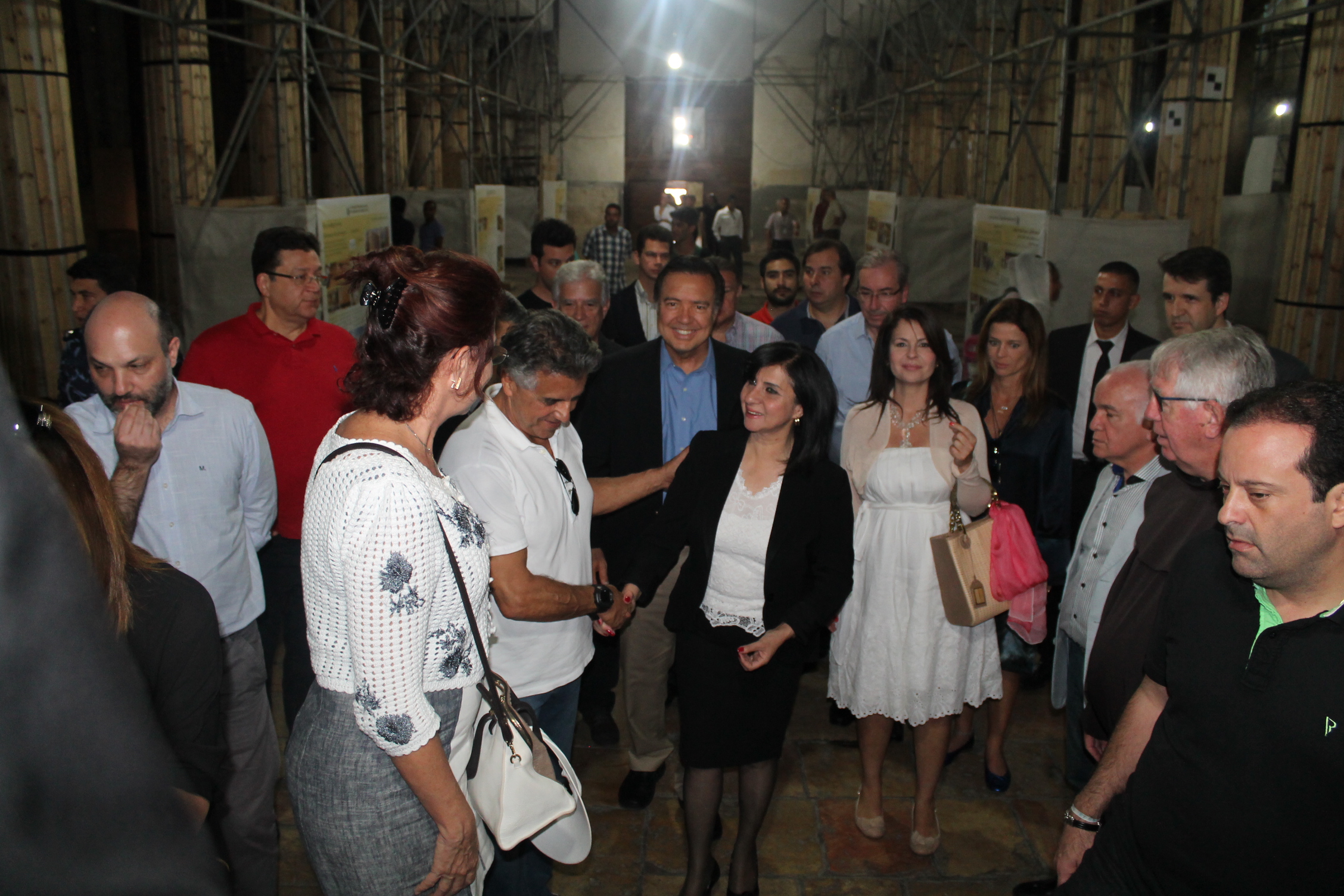 رئيسة بلدية بيت لحم ترافق رئيس مجلس النواب البرازيلي والوفد المرافق في كنيسة المهد