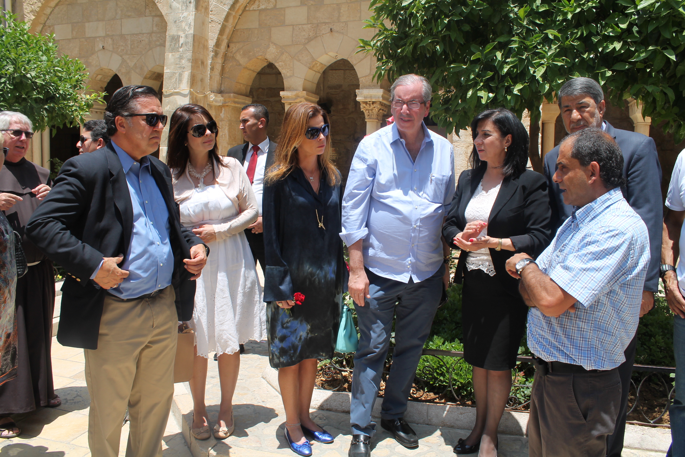 رئيسة بلدية بيت لحم ترافق رئيس مجلس النواب البرازيلي والوفد المرافق في كنيسة المهد