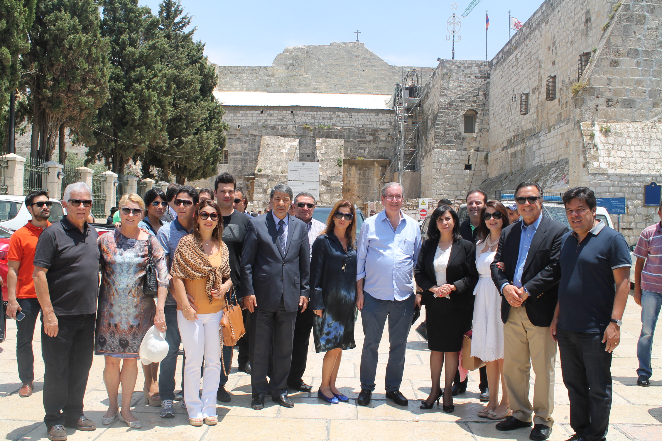 رئيسة بلدية بيت لحم ترافق رئيس مجلس النواب البرازيلي والوفد المرافق في كنيسة المهد