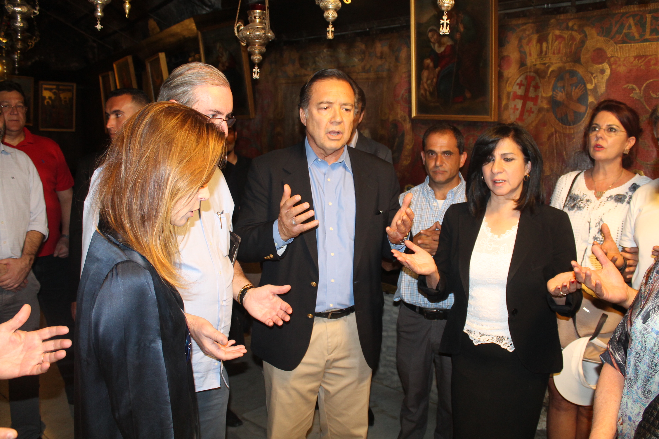 رئيسة بلدية بيت لحم ترافق رئيس مجلس النواب البرازيلي والوفد المرافق في كنيسة المهد