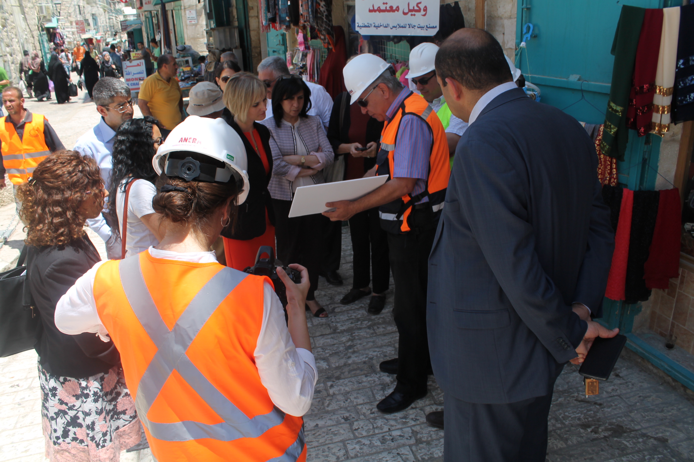 الأستاذة فيرا بابون وجوانا منتلو تتفقدان مشروع السوق القديم ومركز خدمة الجمهور