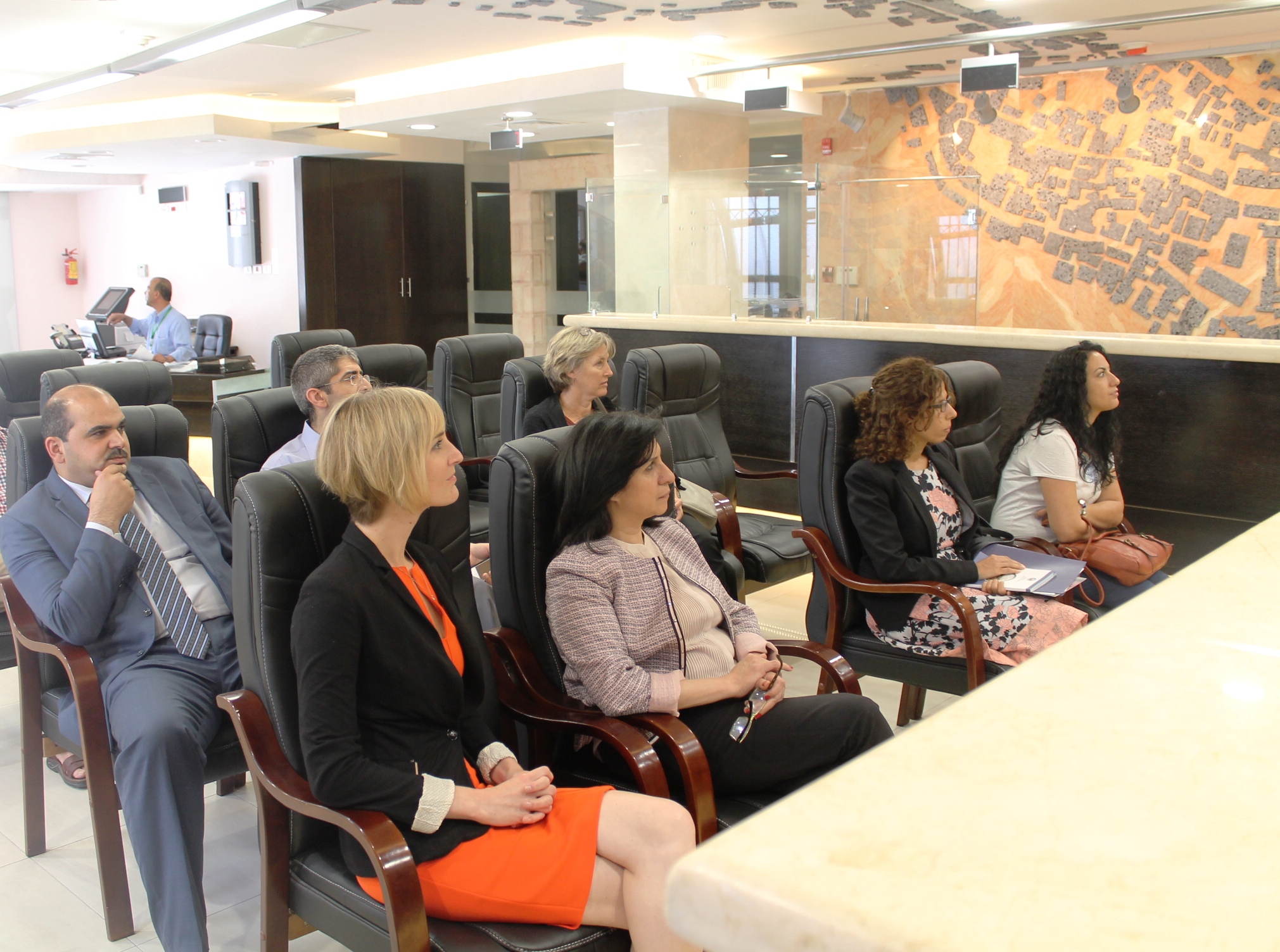 الأستاذة فيرا بابون وجوانا منتلو تتفقدان مشروع السوق القديم ومركز خدمة الجمهور