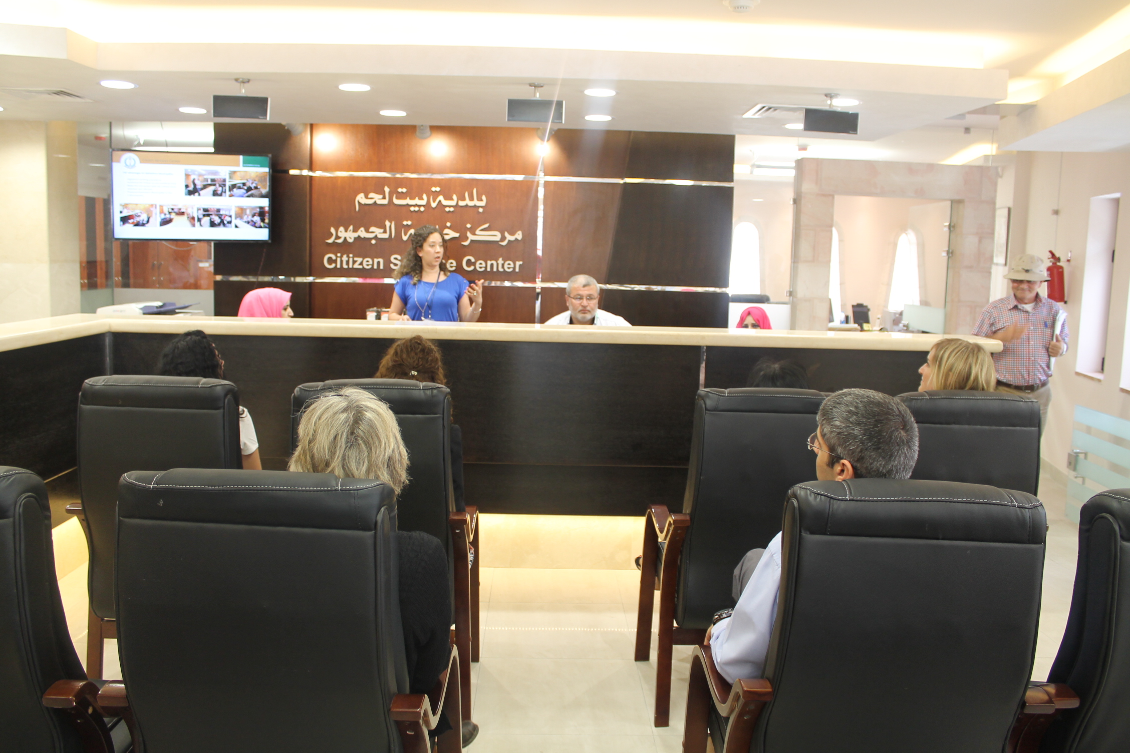 الأستاذة فيرا بابون وجوانا منتلو تتفقدان مشروع السوق القديم ومركز خدمة الجمهور