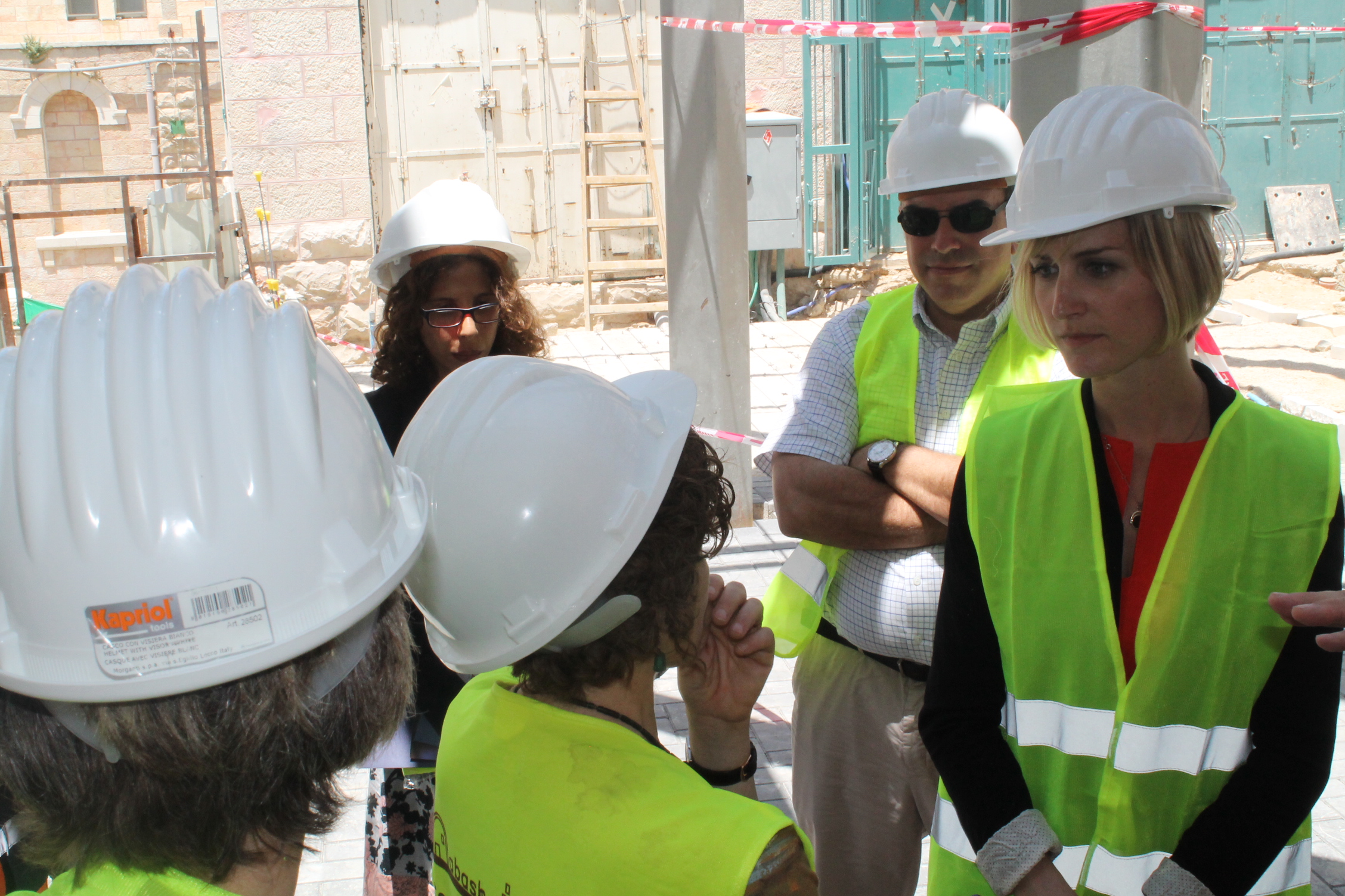 الأستاذة فيرا بابون وجوانا منتلو تتفقدان مشروع السوق القديم ومركز خدمة الجمهور