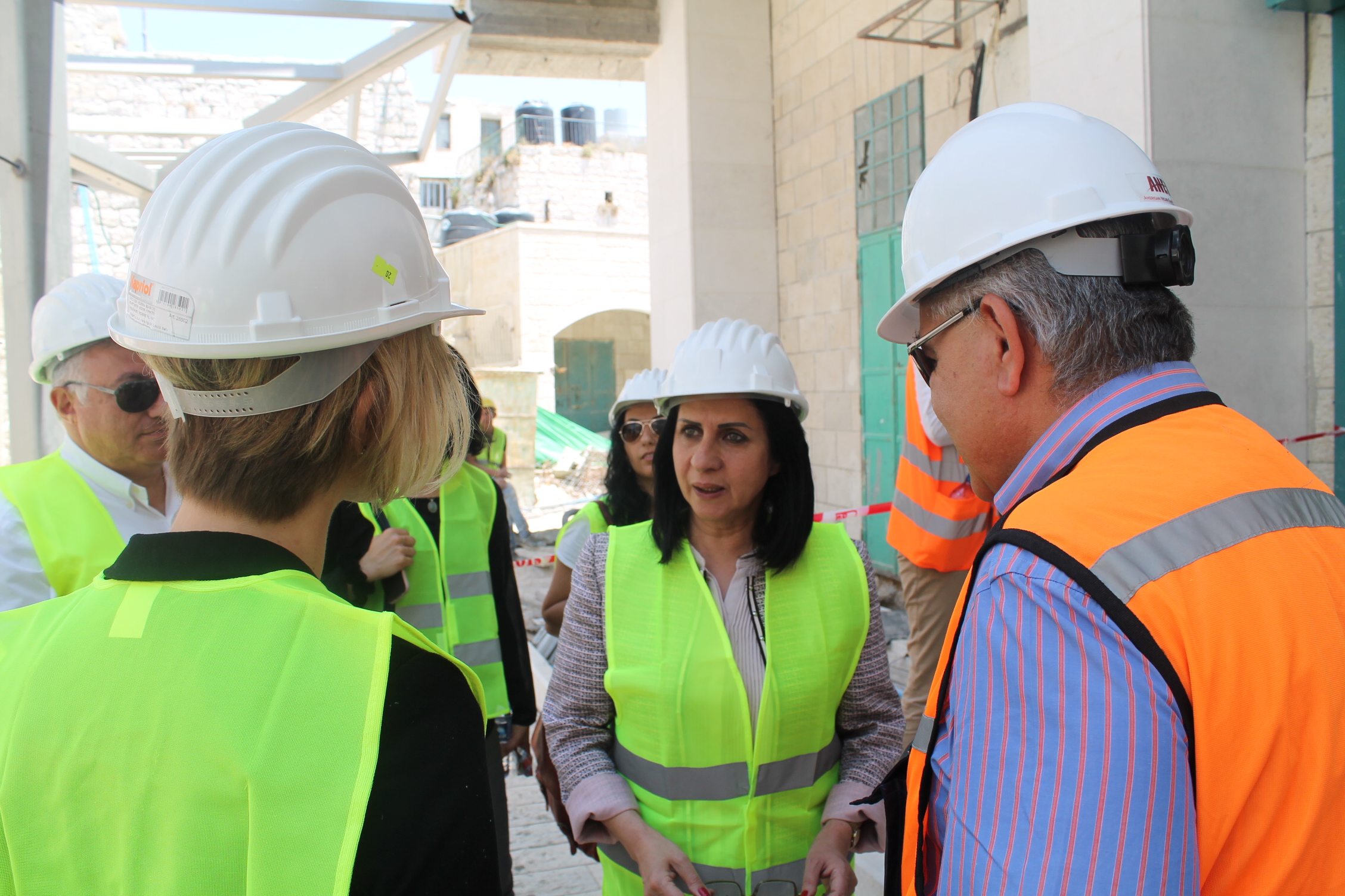 الأستاذة فيرا بابون وجوانا منتلو تتفقدان مشروع السوق القديم ومركز خدمة الجمهور